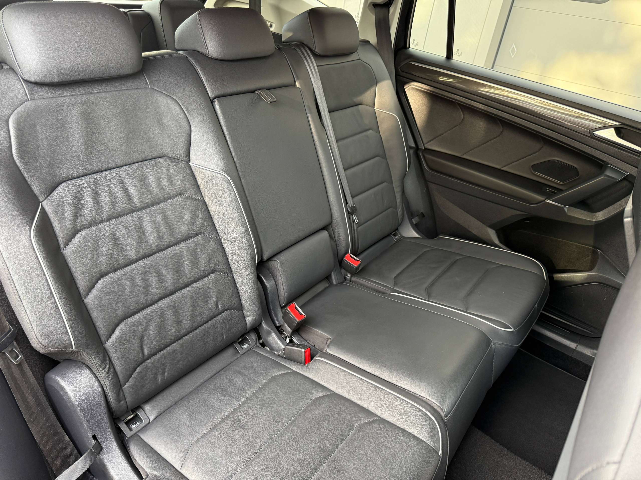 9ff25552-bbf1-49ce-8e9a-39f929fe702e30-volkswagen-tiguan-allspace-1-5-tsi-7-zetels-navigatie-zwart-leder-carplay-dab-pdc-alu.jpg