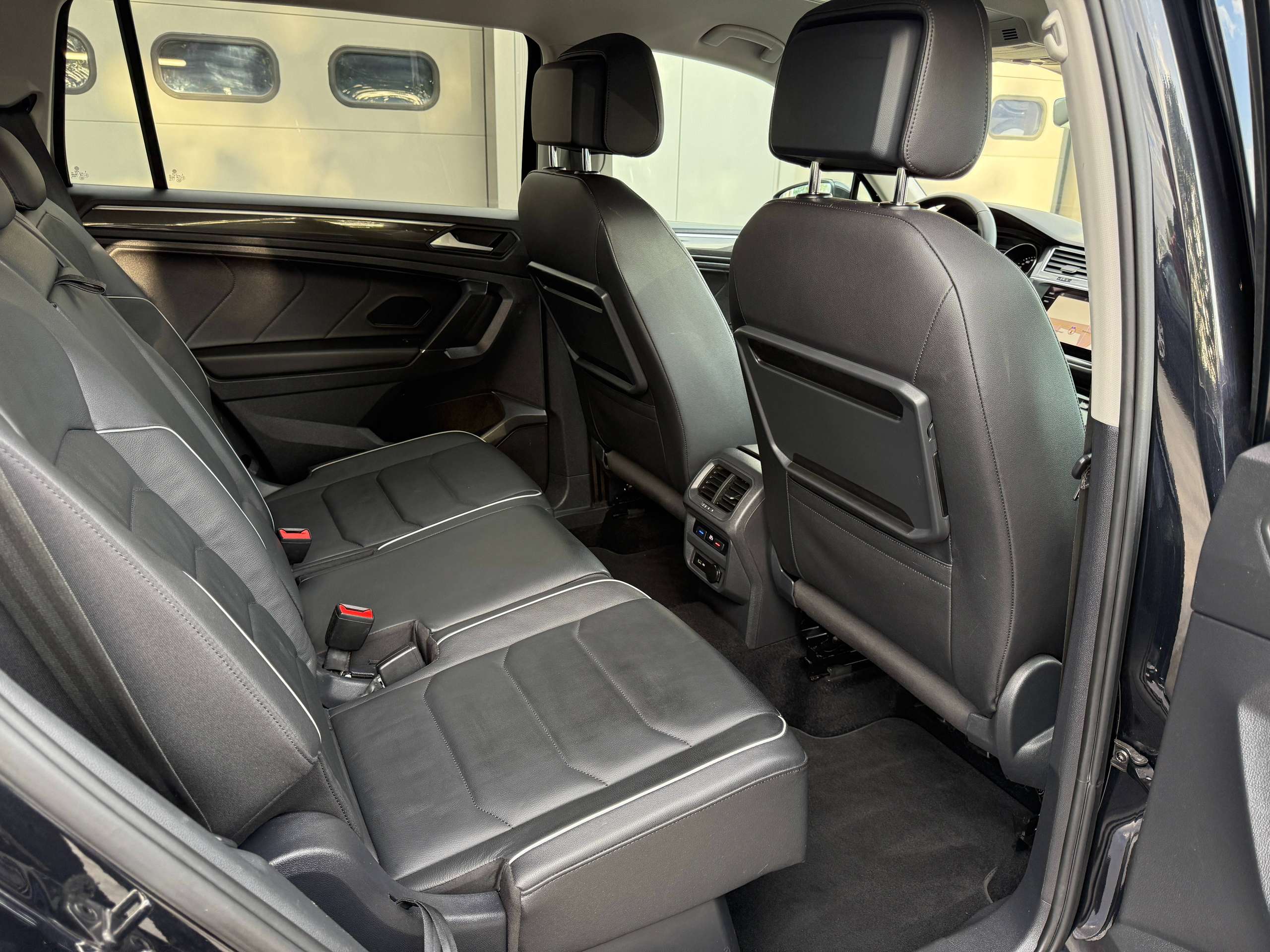 9ff25552-bbf1-49ce-8e9a-39f929fe702e31-volkswagen-tiguan-allspace-1-5-tsi-7-zetels-navigatie-zwart-leder-carplay-dab-pdc-alu.jpg