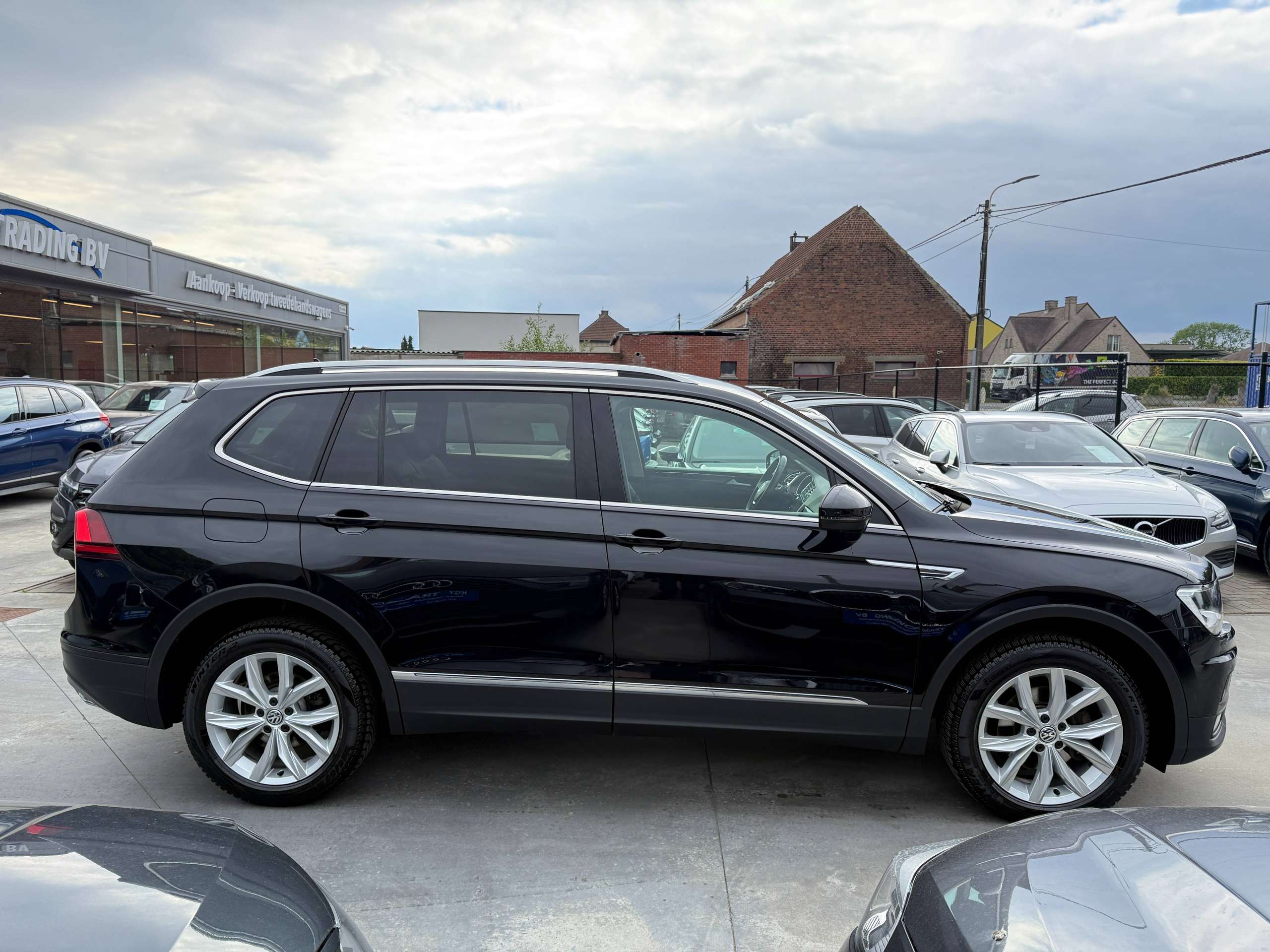 9ff25552-bbf1-49ce-8e9a-39f929fe702e4-volkswagen-tiguan-allspace-1-5-tsi-7-zetels-navigatie-zwart-leder-carplay-dab-pdc-alu.jpg