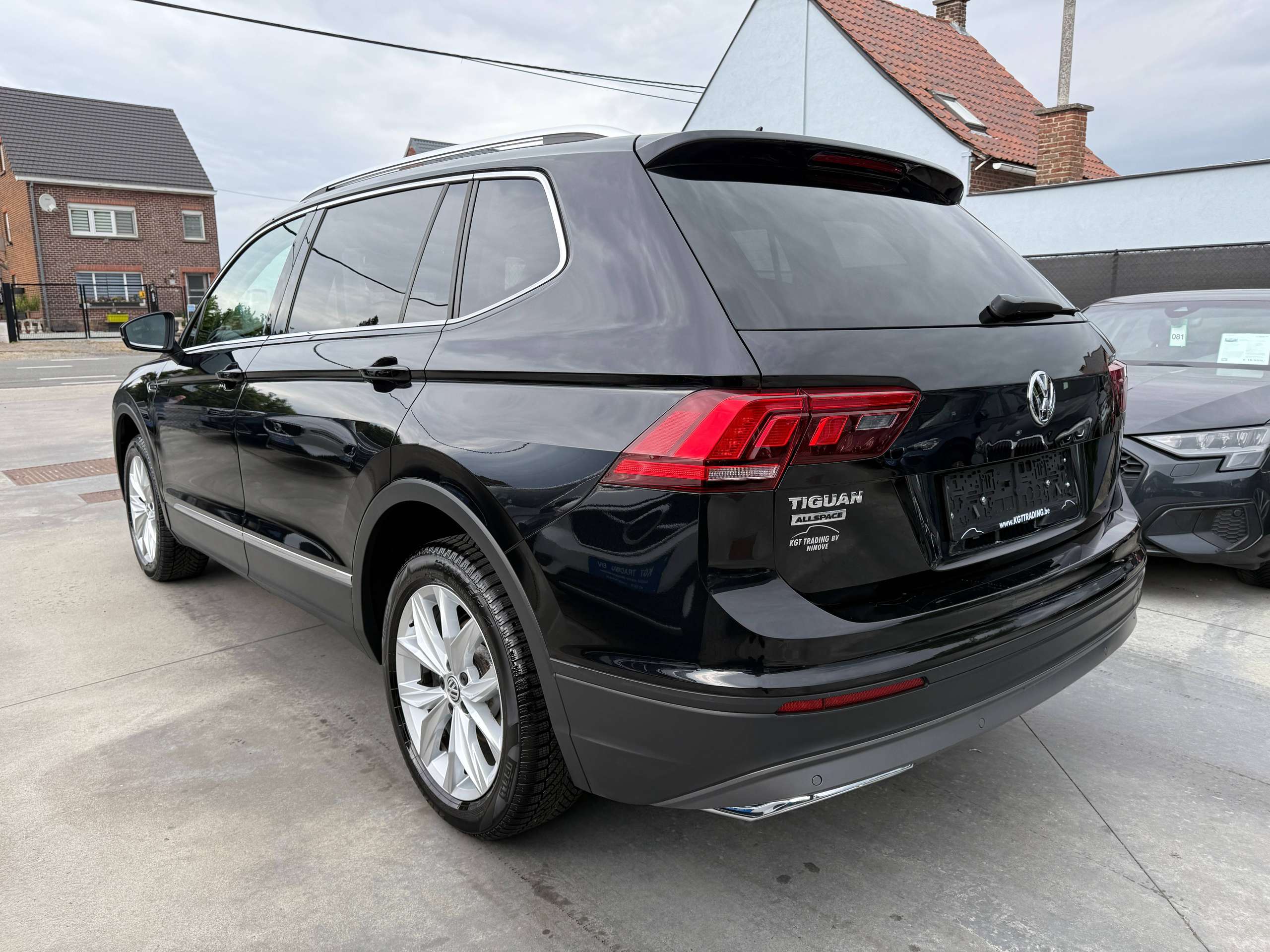 9ff25552-bbf1-49ce-8e9a-39f929fe702e7-volkswagen-tiguan-allspace-1-5-tsi-7-zetels-navigatie-zwart-leder-carplay-dab-pdc-alu.jpg