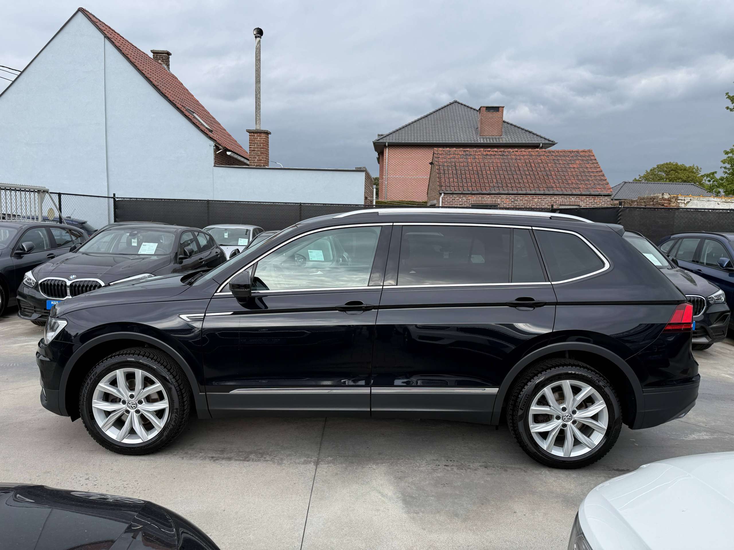 9ff25552-bbf1-49ce-8e9a-39f929fe702e8-volkswagen-tiguan-allspace-1-5-tsi-7-zetels-navigatie-zwart-leder-carplay-dab-pdc-alu.jpg