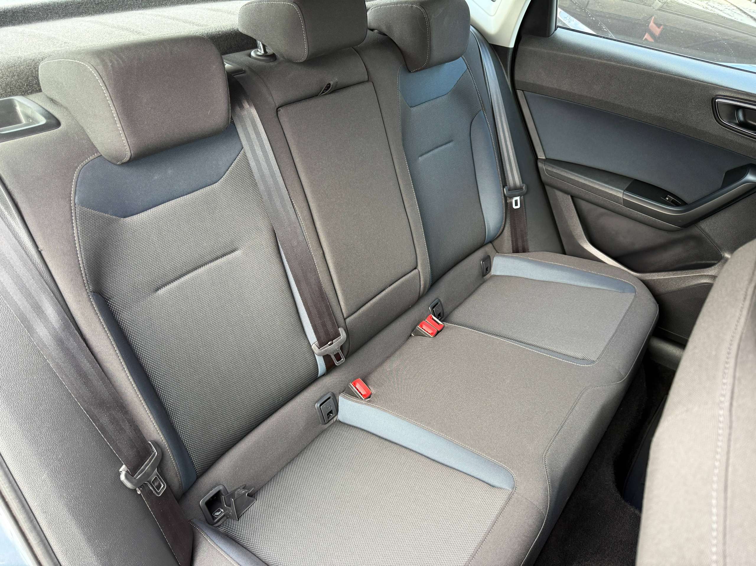 a9db8150-0fa6-4ab8-bad0-5d6637eedab128-seat-ateca-1-0-tsi-115pk-navigatie-bluetooth-parkeersensoren-led-alu-airco.jpg
