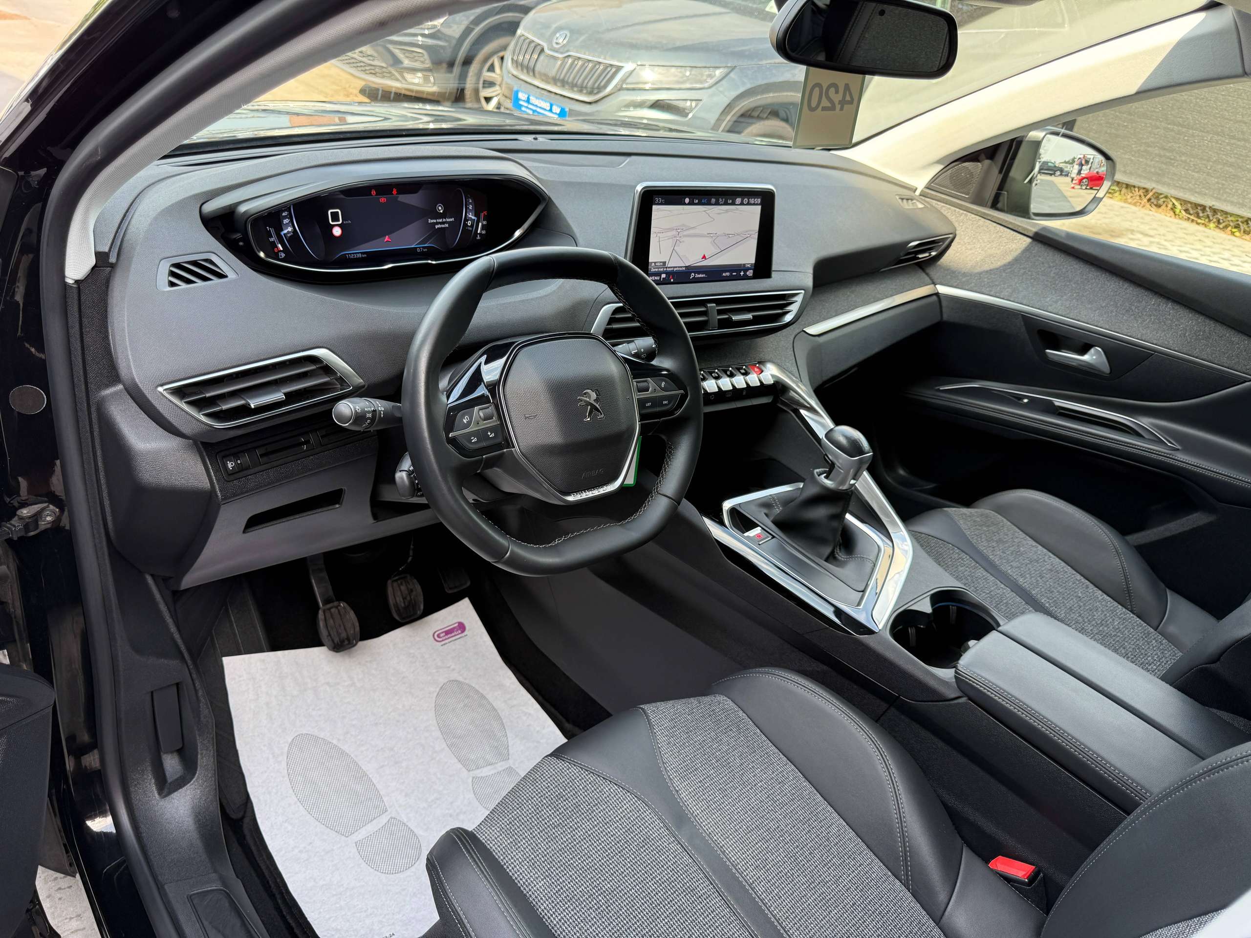 b2c9f817-d956-44fe-af53-dea655f642f913-peugeot-5008-1-2i-130pk-7-zetels-navigatie-zwart-leder-camera-carplay-pdc-led.jpg