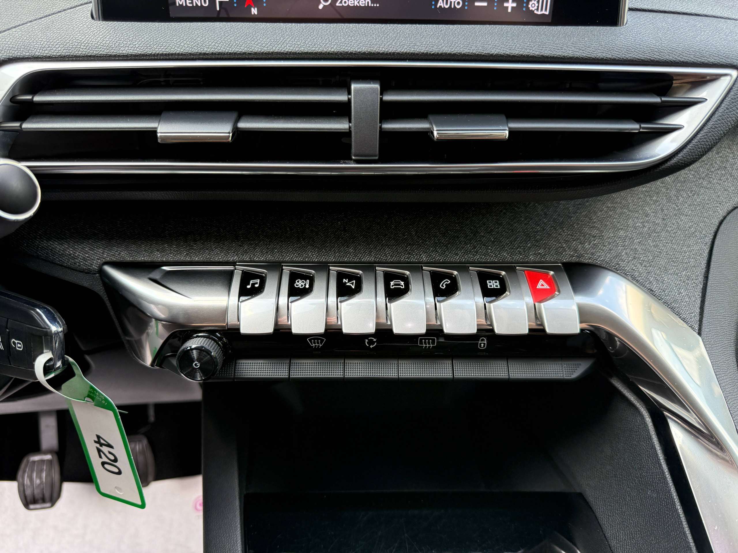b2c9f817-d956-44fe-af53-dea655f642f920-peugeot-5008-1-2i-130pk-7-zetels-navigatie-zwart-leder-camera-carplay-pdc-led.jpg