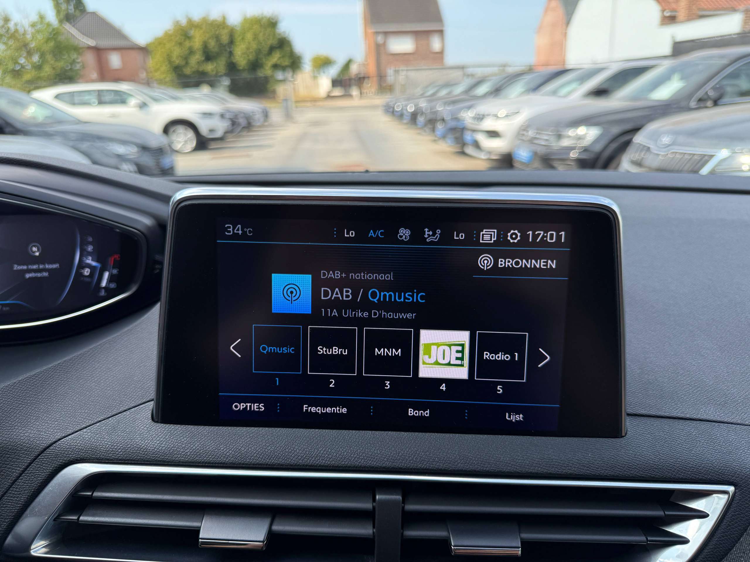b2c9f817-d956-44fe-af53-dea655f642f923-peugeot-5008-1-2i-130pk-7-zetels-navigatie-zwart-leder-camera-carplay-pdc-led.jpg