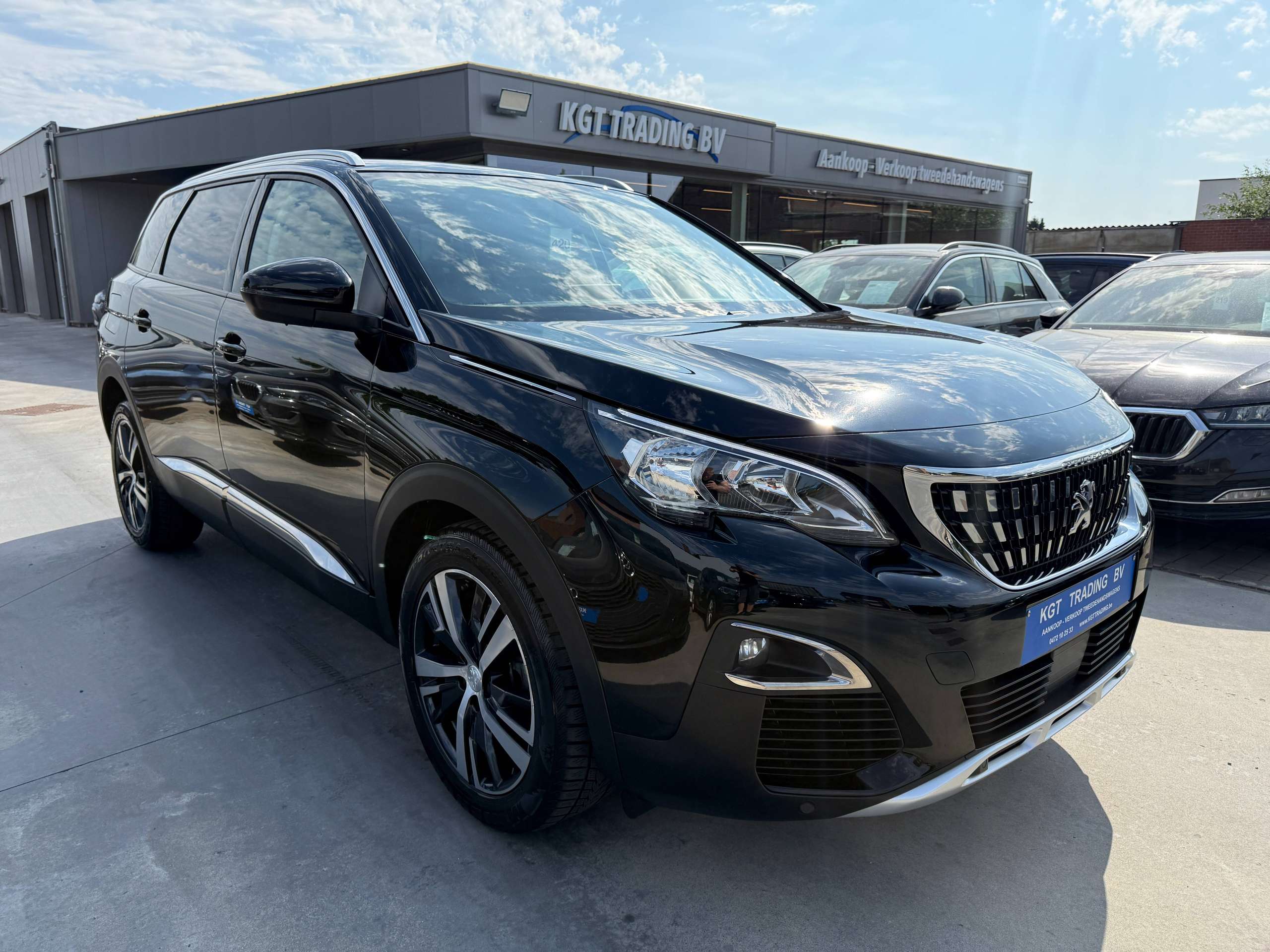 b2c9f817-d956-44fe-af53-dea655f642f93-peugeot-5008-1-2i-130pk-7-zetels-navigatie-zwart-leder-camera-carplay-pdc-led.jpg