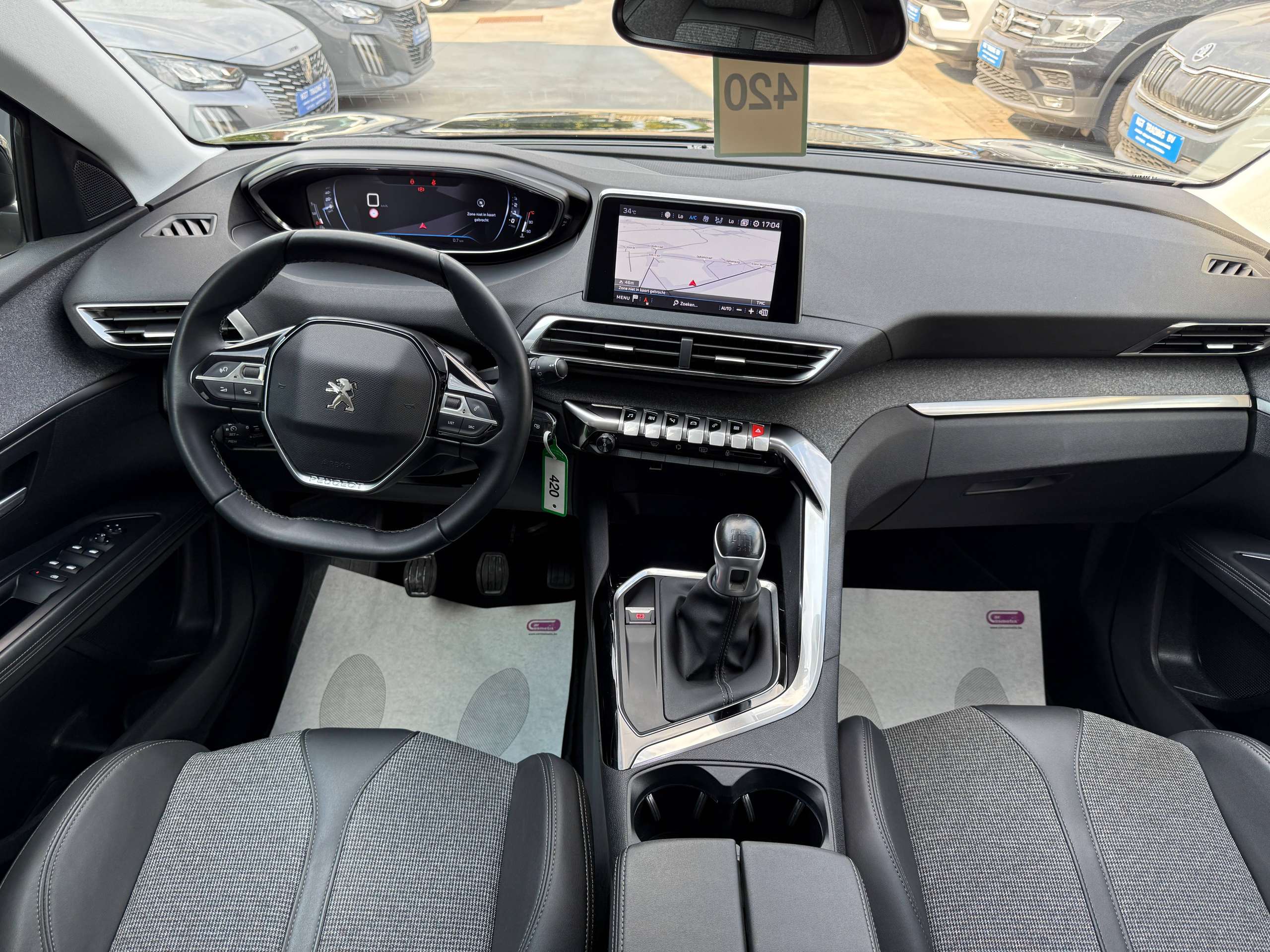 b2c9f817-d956-44fe-af53-dea655f642f931-peugeot-5008-1-2i-130pk-7-zetels-navigatie-zwart-leder-camera-carplay-pdc-led.jpg