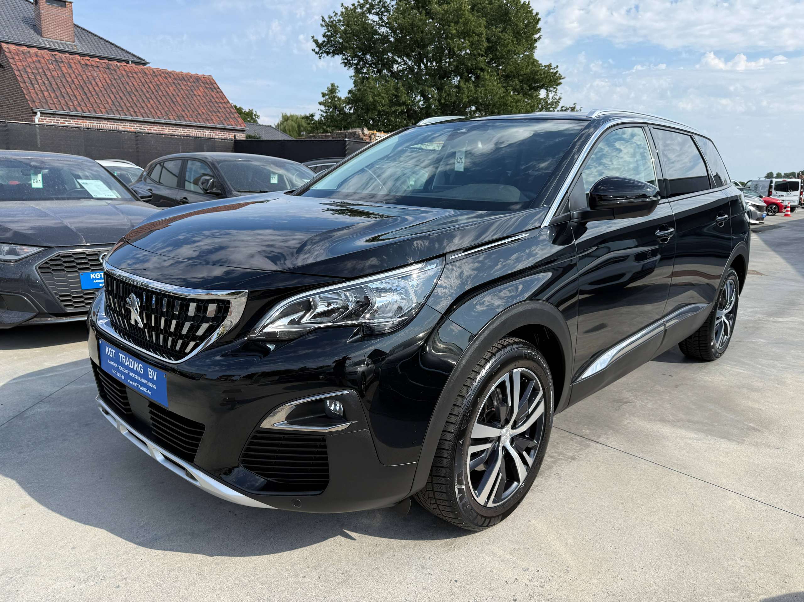 b2c9f817-d956-44fe-af53-dea655f642f99-peugeot-5008-1-2i-130pk-7-zetels-navigatie-zwart-leder-camera-carplay-pdc-led.jpg