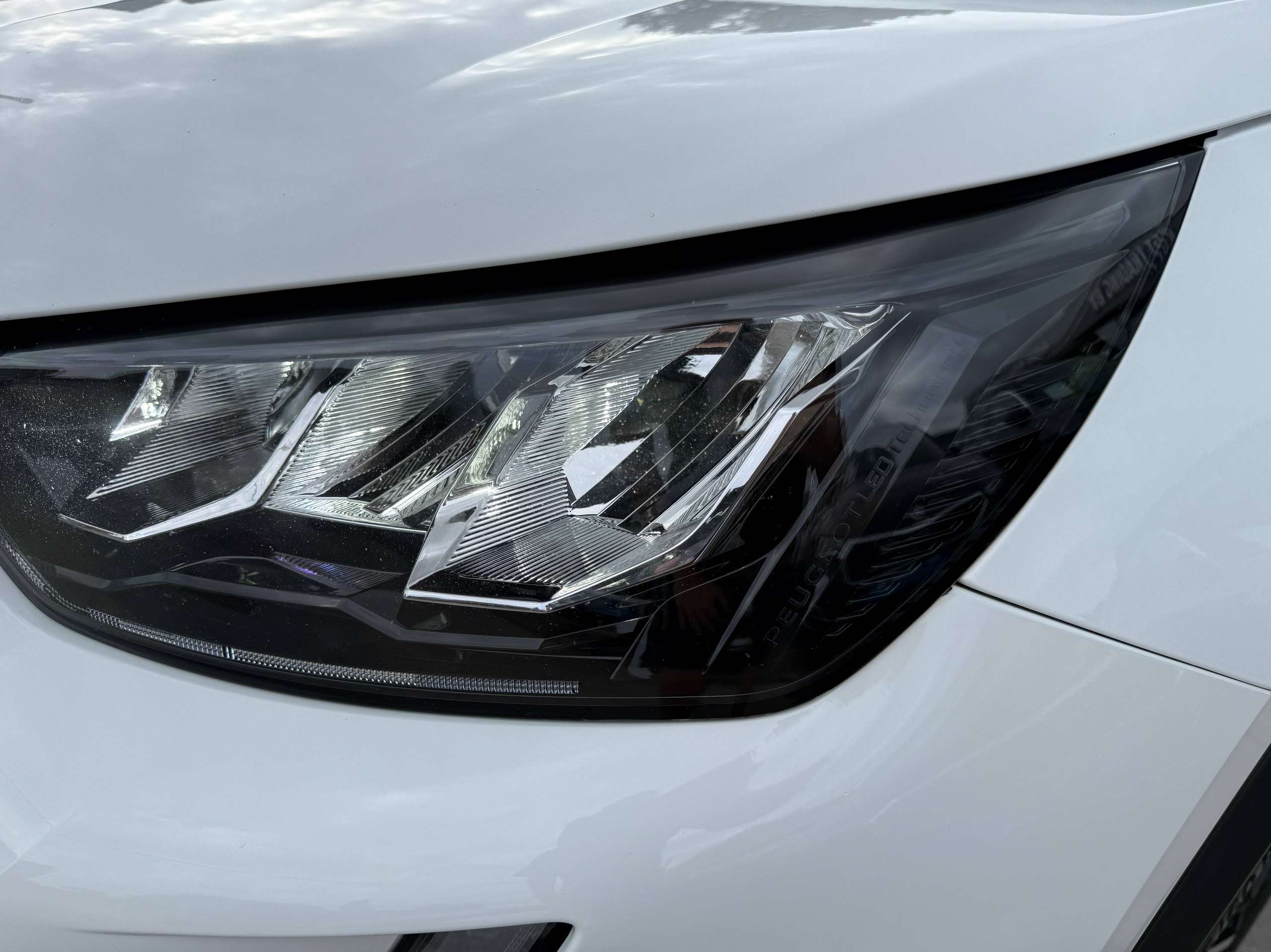 b4b4897b-30e5-4cf3-ab52-381f0da727b911-peugeot-2008-1-2i-130pk-automaat-allure-leder-virtual-camera-carplay-full-led-alu-pdc.jpg