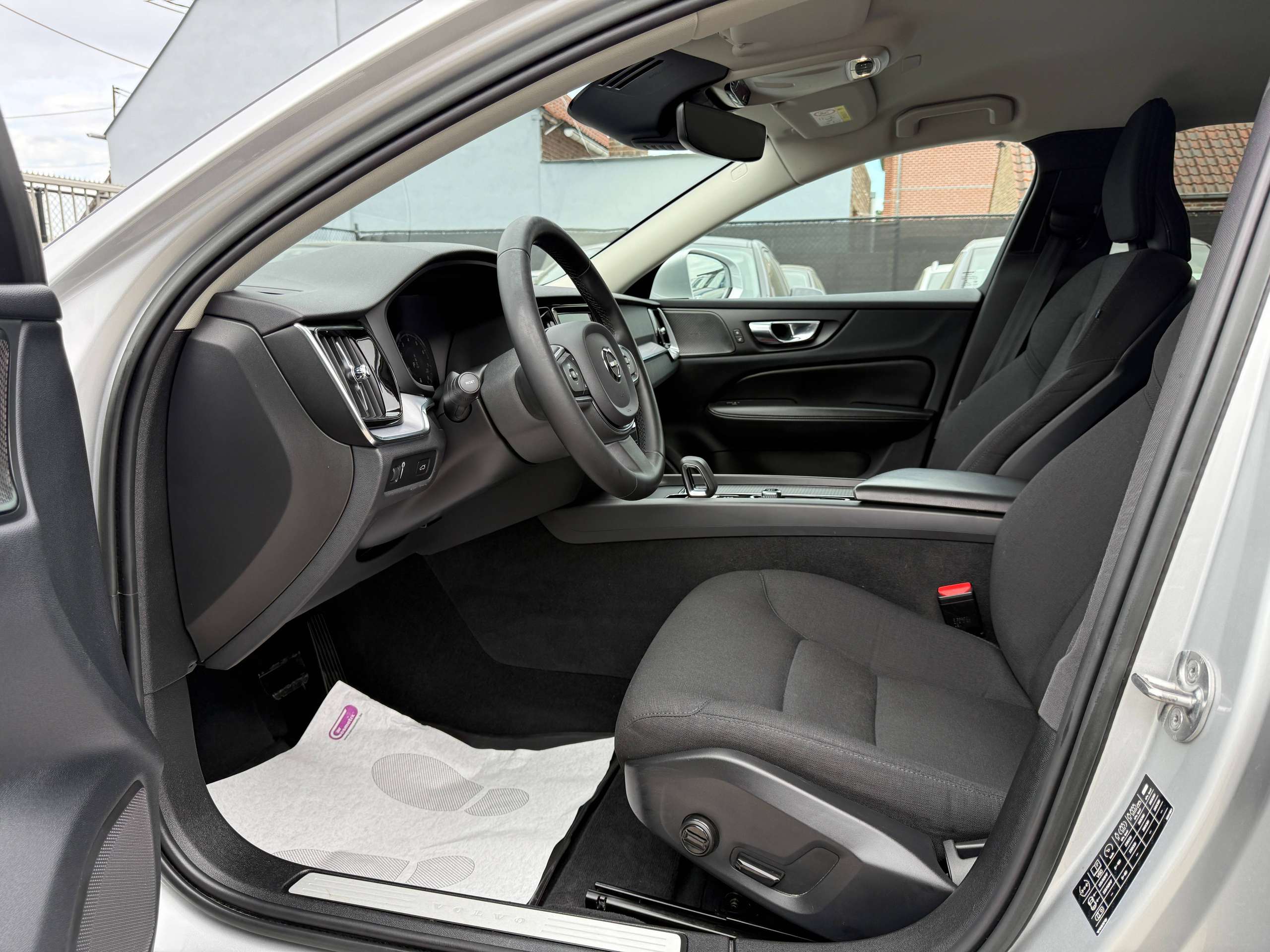 be73874b-9390-40ec-b034-1aa64ab1af5c12-volvo-v60-2-0-b3-automaat-navigatie-harman-kardon-camera-carplay-led.jpg