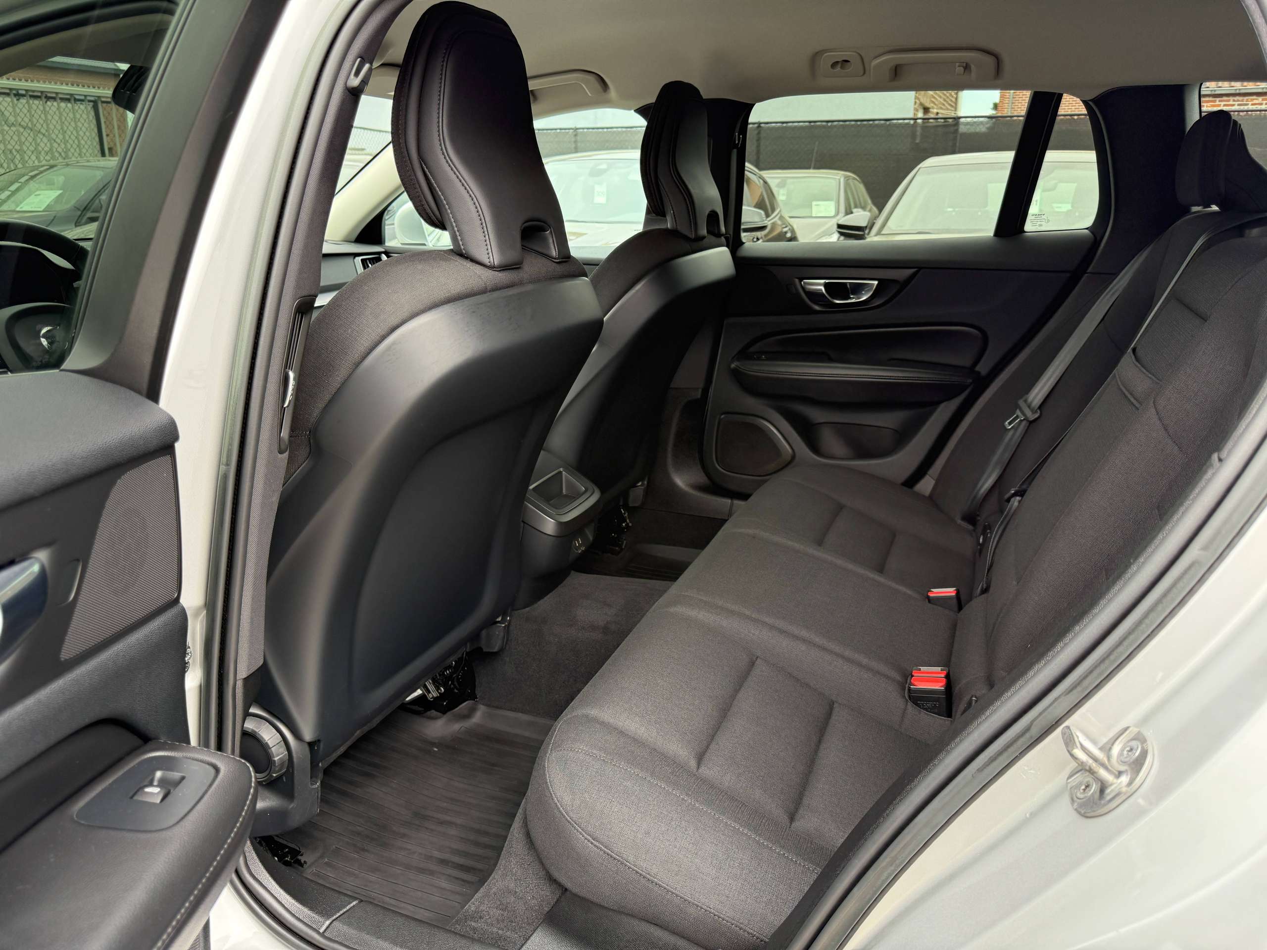 be73874b-9390-40ec-b034-1aa64ab1af5c14-volvo-v60-2-0-b3-automaat-navigatie-harman-kardon-camera-carplay-led.jpg