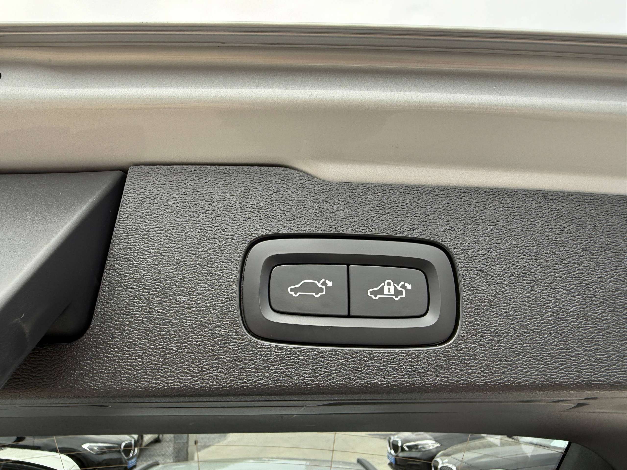 be73874b-9390-40ec-b034-1aa64ab1af5c16-volvo-v60-2-0-b3-automaat-navigatie-harman-kardon-camera-carplay-led.jpg