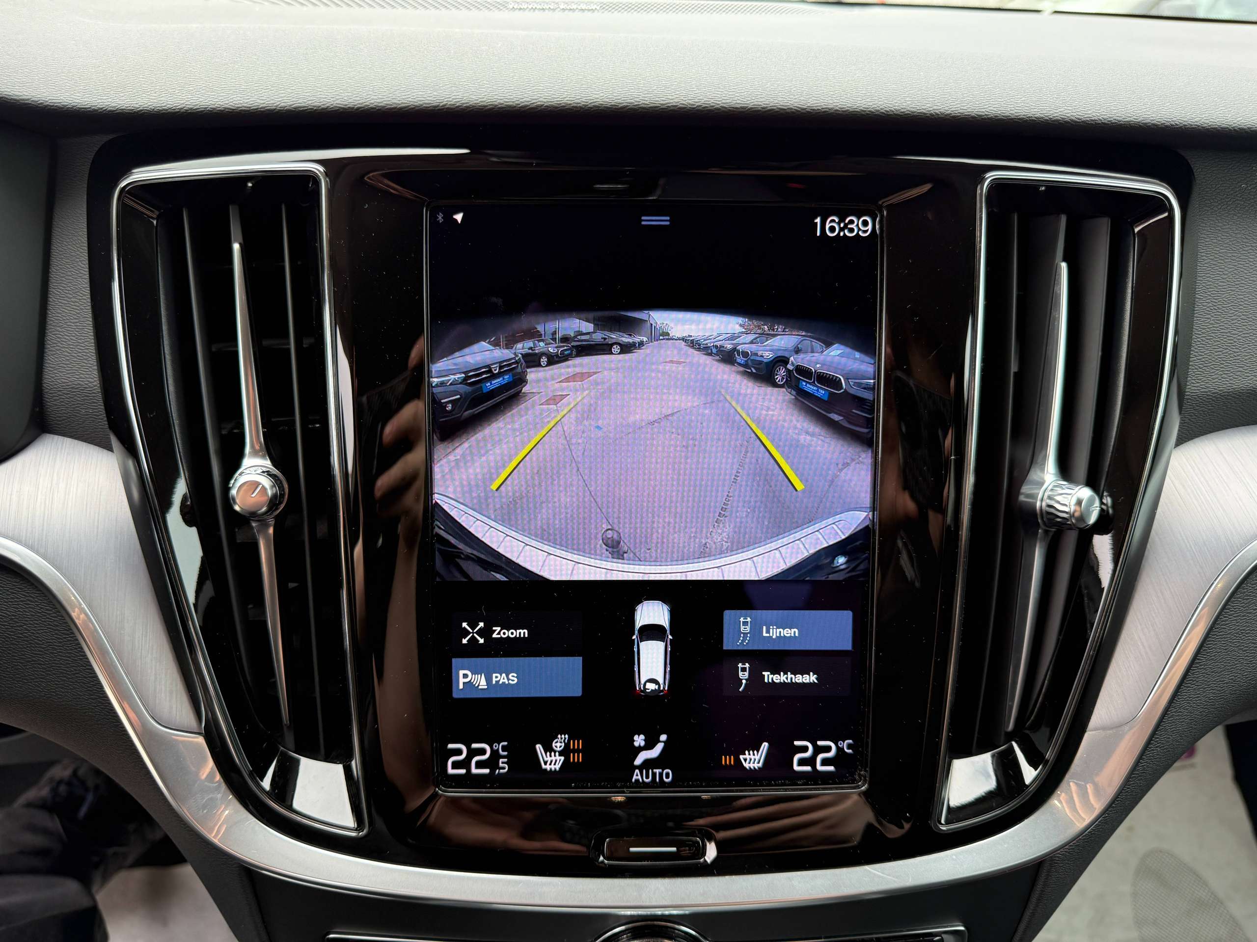 be73874b-9390-40ec-b034-1aa64ab1af5c22-volvo-v60-2-0-b3-automaat-navigatie-harman-kardon-camera-carplay-led.jpg