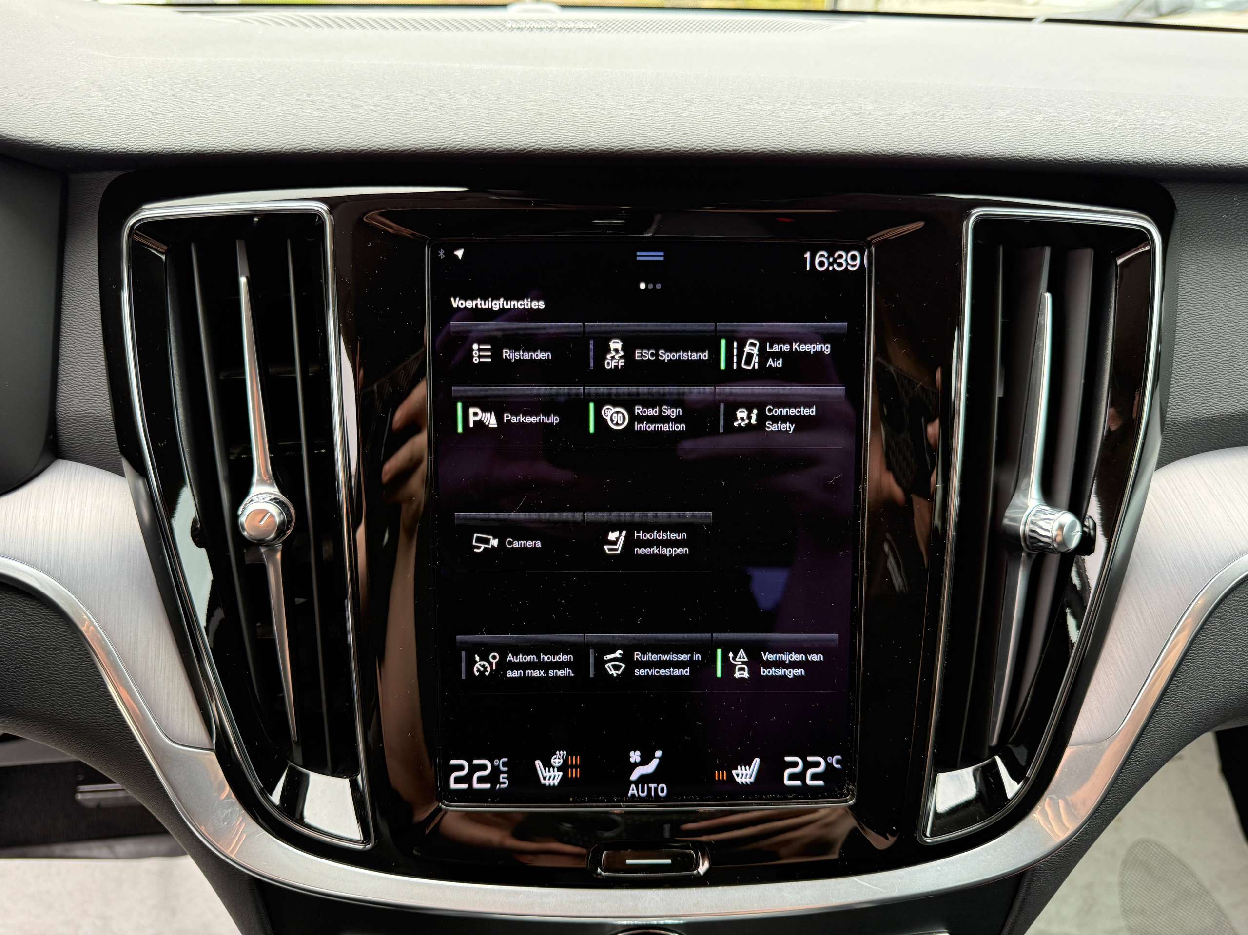 be73874b-9390-40ec-b034-1aa64ab1af5c23-volvo-v60-2-0-b3-automaat-navigatie-harman-kardon-camera-carplay-led.jpg