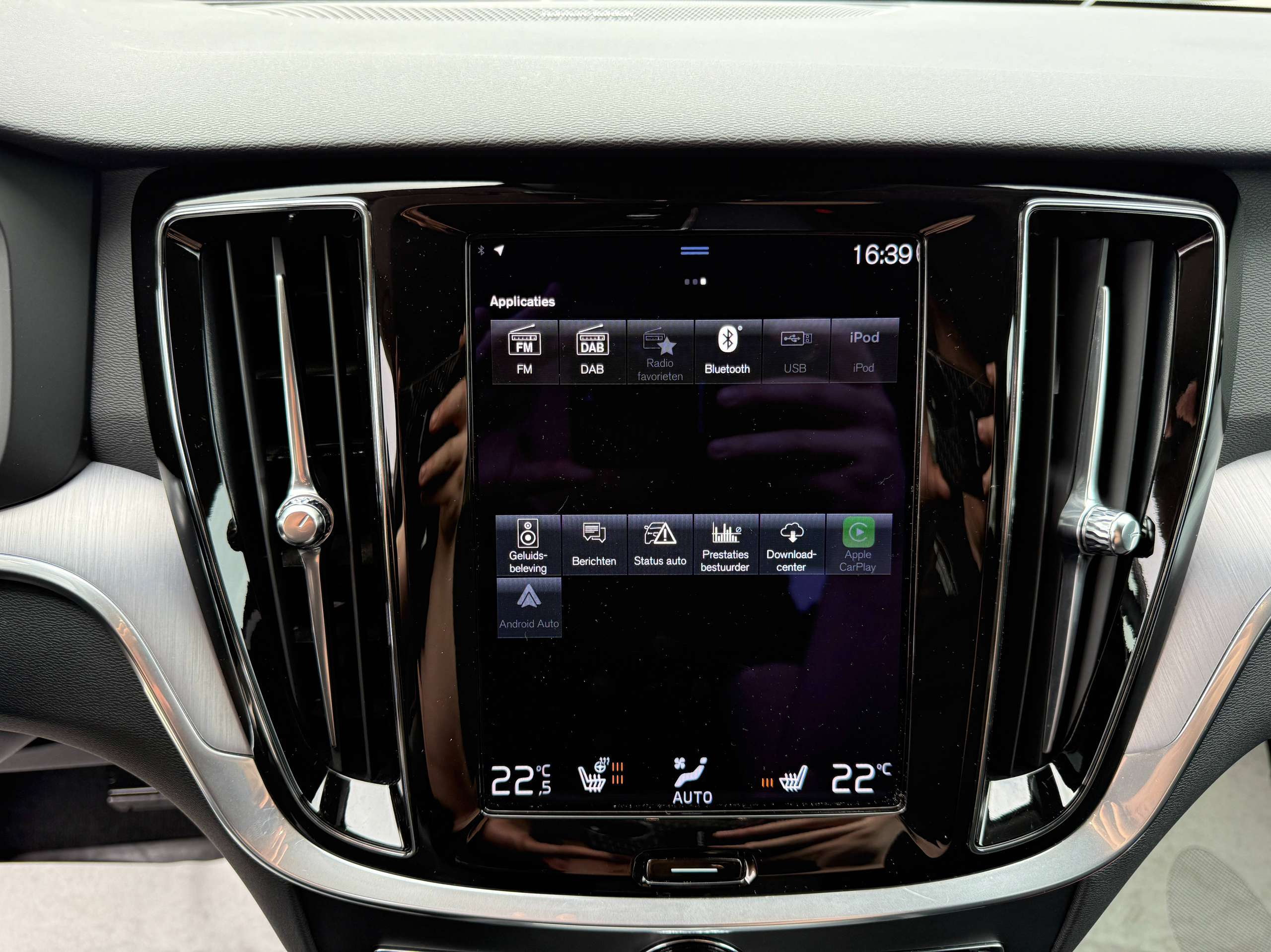 be73874b-9390-40ec-b034-1aa64ab1af5c24-volvo-v60-2-0-b3-automaat-navigatie-harman-kardon-camera-carplay-led.jpg