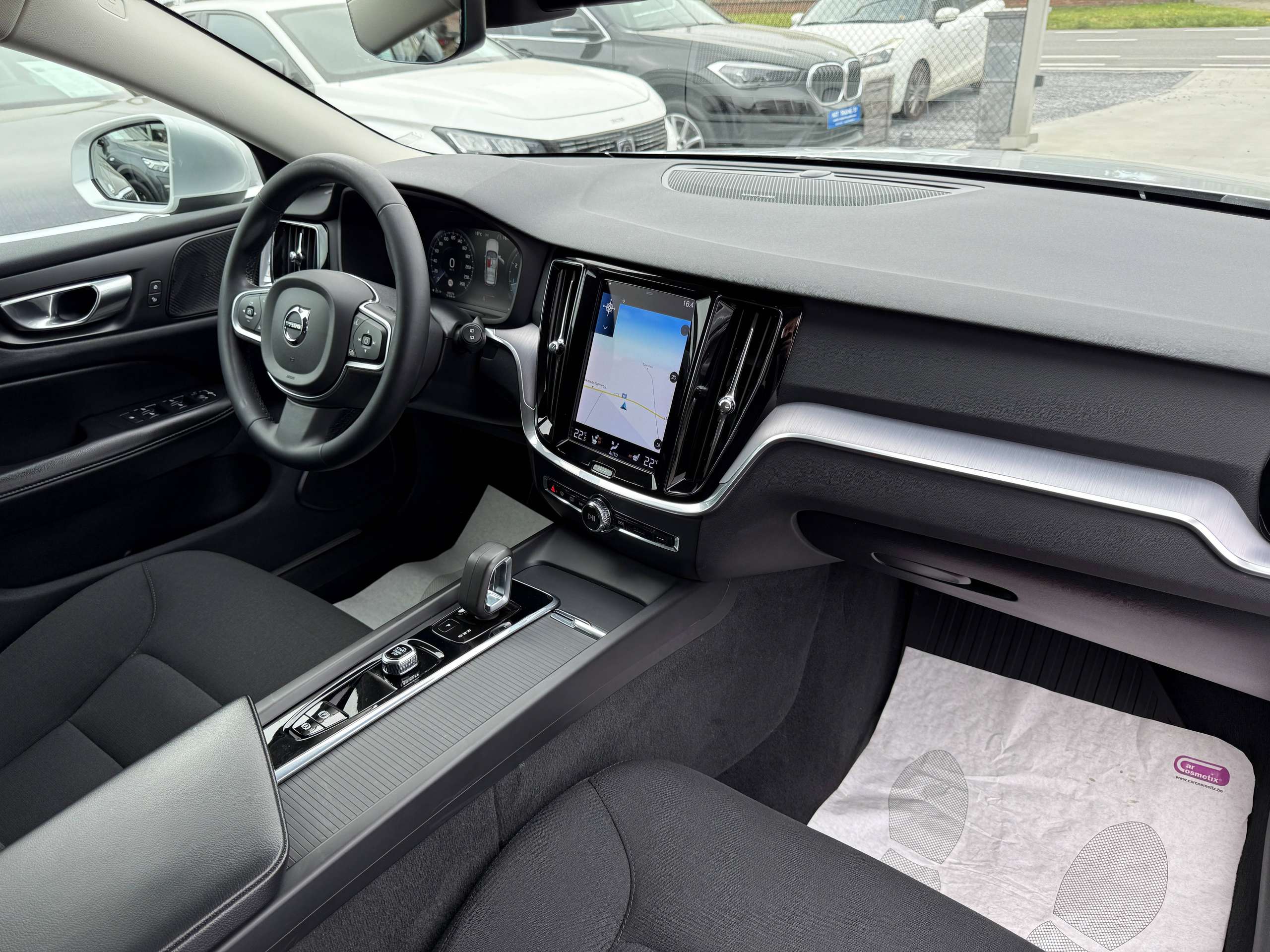 be73874b-9390-40ec-b034-1aa64ab1af5c28-volvo-v60-2-0-b3-automaat-navigatie-harman-kardon-camera-carplay-led.jpg