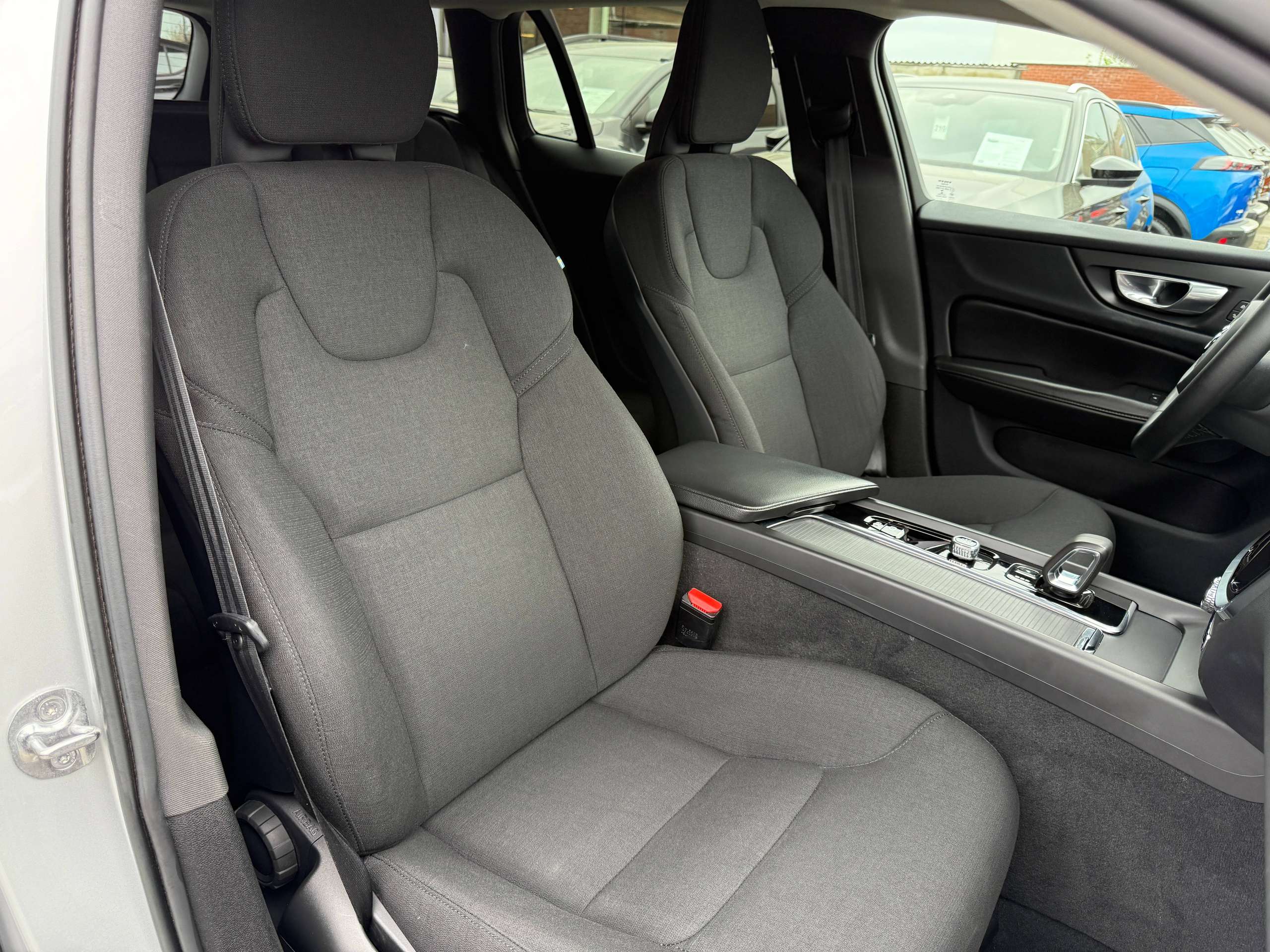 be73874b-9390-40ec-b034-1aa64ab1af5c29-volvo-v60-2-0-b3-automaat-navigatie-harman-kardon-camera-carplay-led.jpg