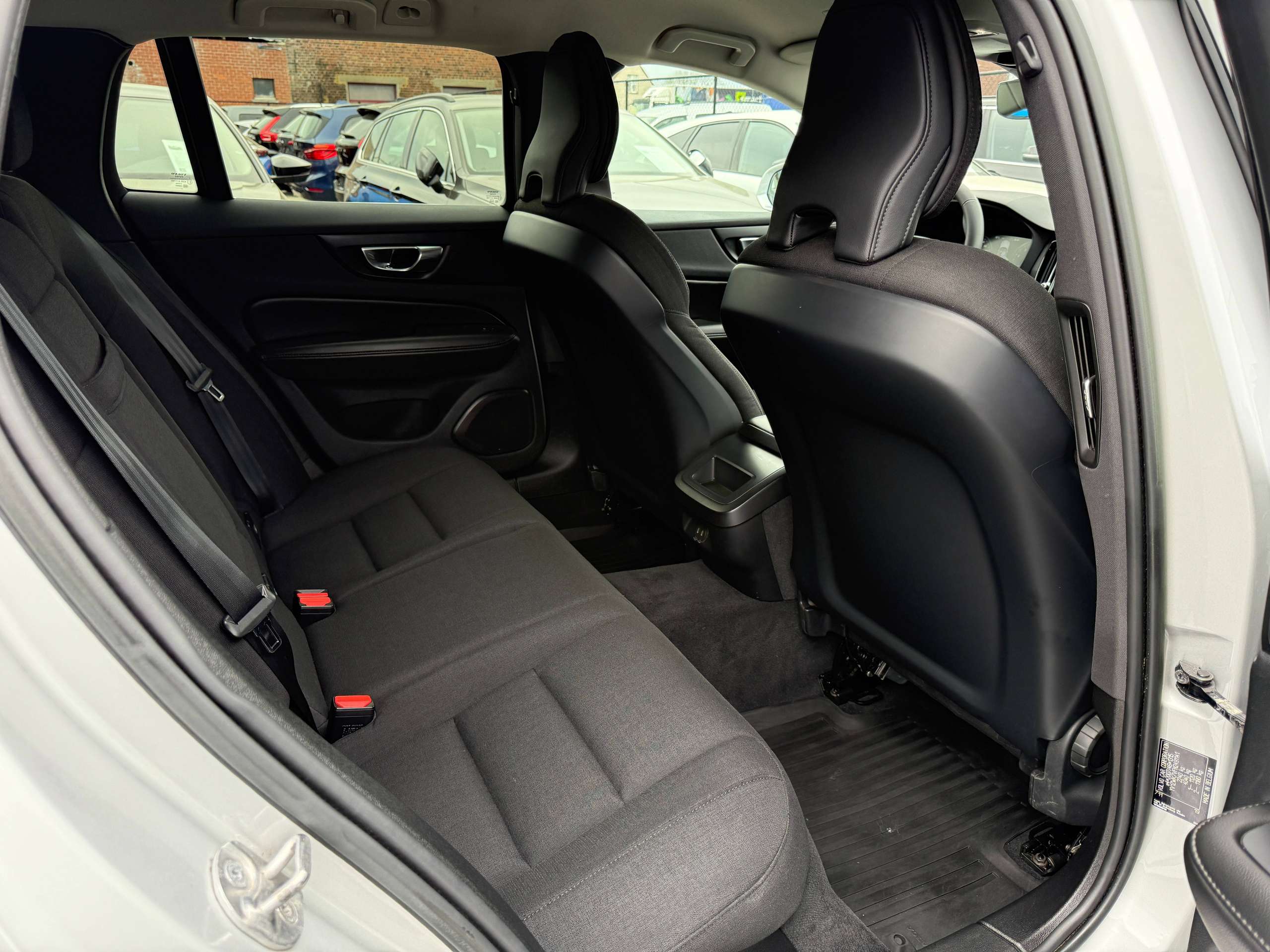 be73874b-9390-40ec-b034-1aa64ab1af5c30-volvo-v60-2-0-b3-automaat-navigatie-harman-kardon-camera-carplay-led.jpg