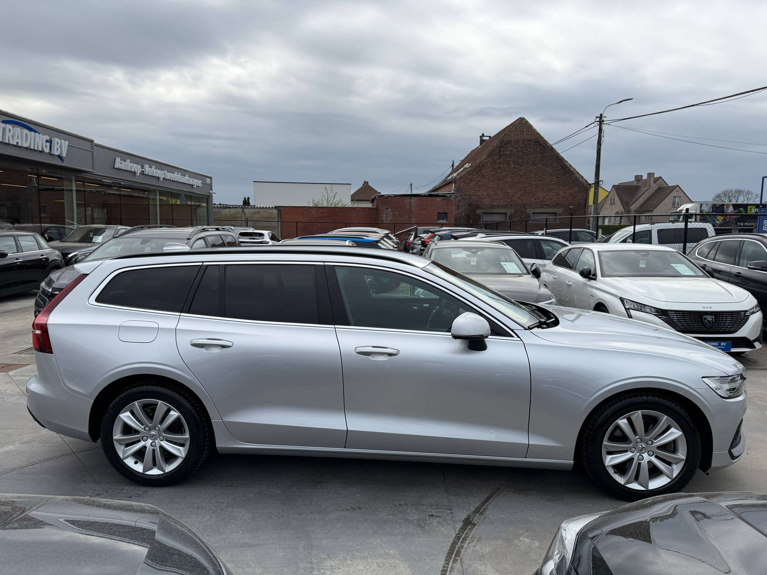 be73874b-9390-40ec-b034-1aa64ab1af5c4-volvo-v60-2-0-b3-automaat-navigatie-harman-kardon-camera-carplay-led.jpg