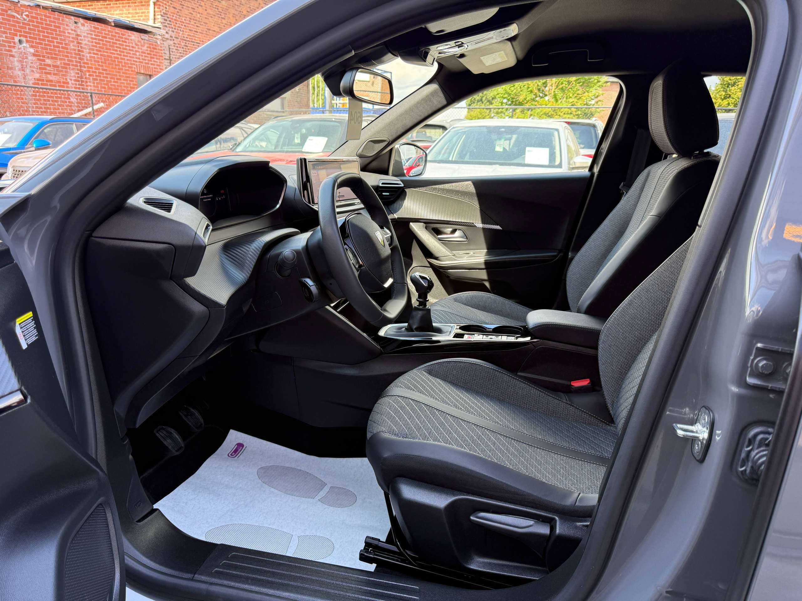 c300ce7e-4595-46cc-8f50-73641c52910b12-peugeot-2008-1-2i-turbo-allure-navigatie-full-led-carplay-leder-bluetooth-dab-alu.jpg