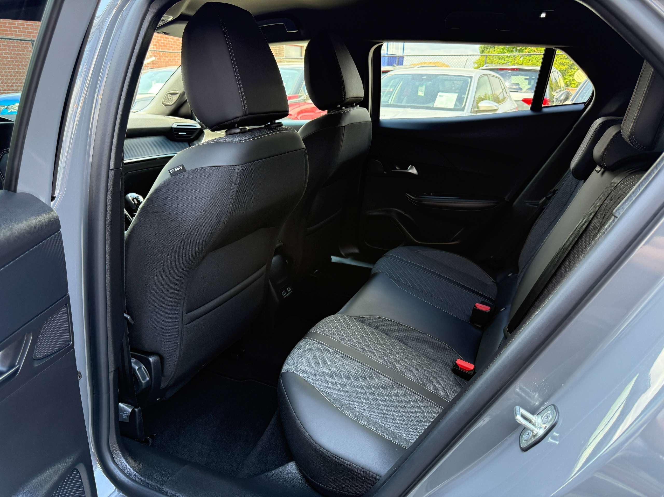 c300ce7e-4595-46cc-8f50-73641c52910b14-peugeot-2008-1-2i-turbo-allure-navigatie-full-led-carplay-leder-bluetooth-dab-alu.jpg