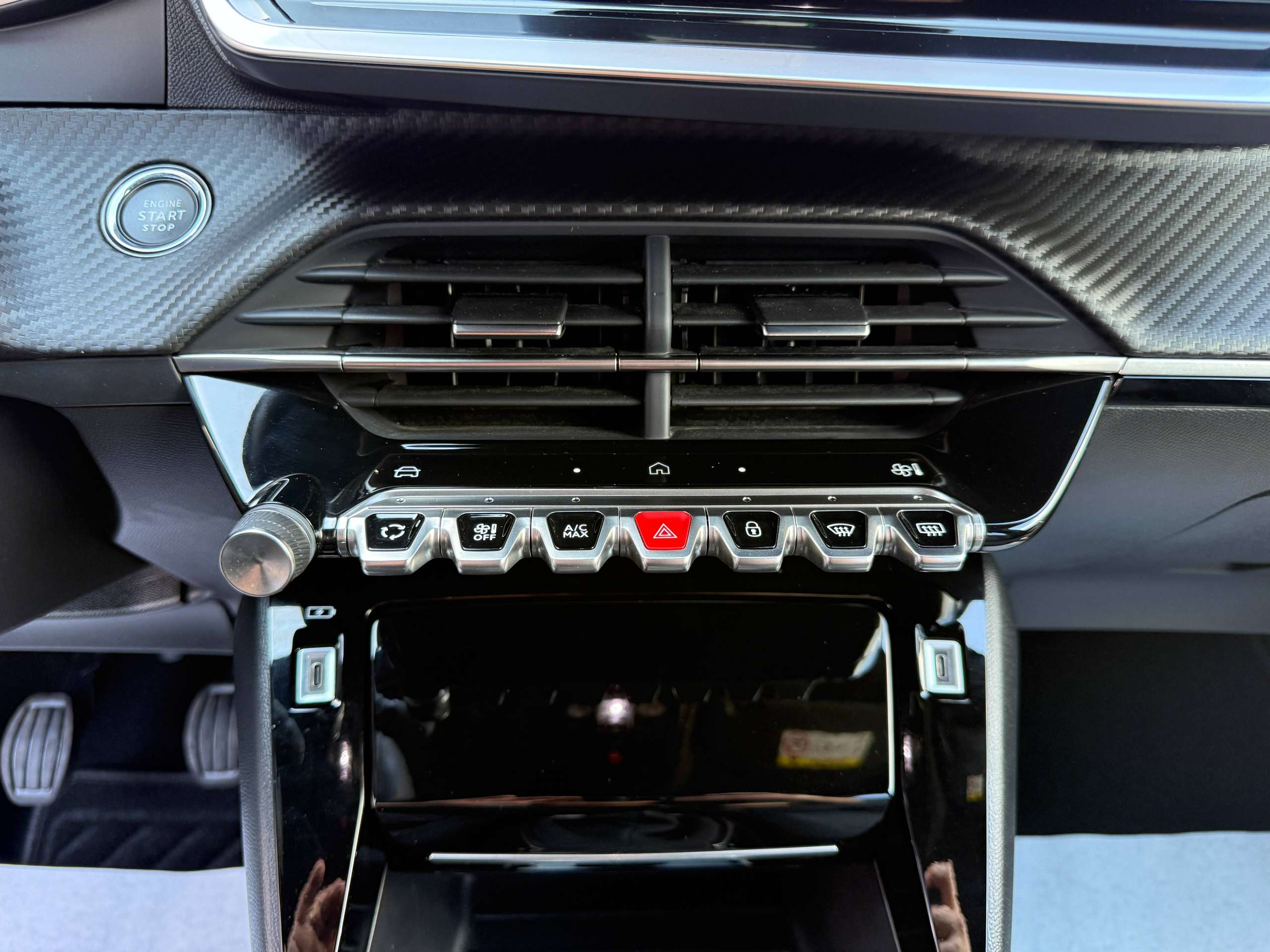 c300ce7e-4595-46cc-8f50-73641c52910b20-peugeot-2008-1-2i-turbo-allure-navigatie-full-led-carplay-leder-bluetooth-dab-alu.jpg