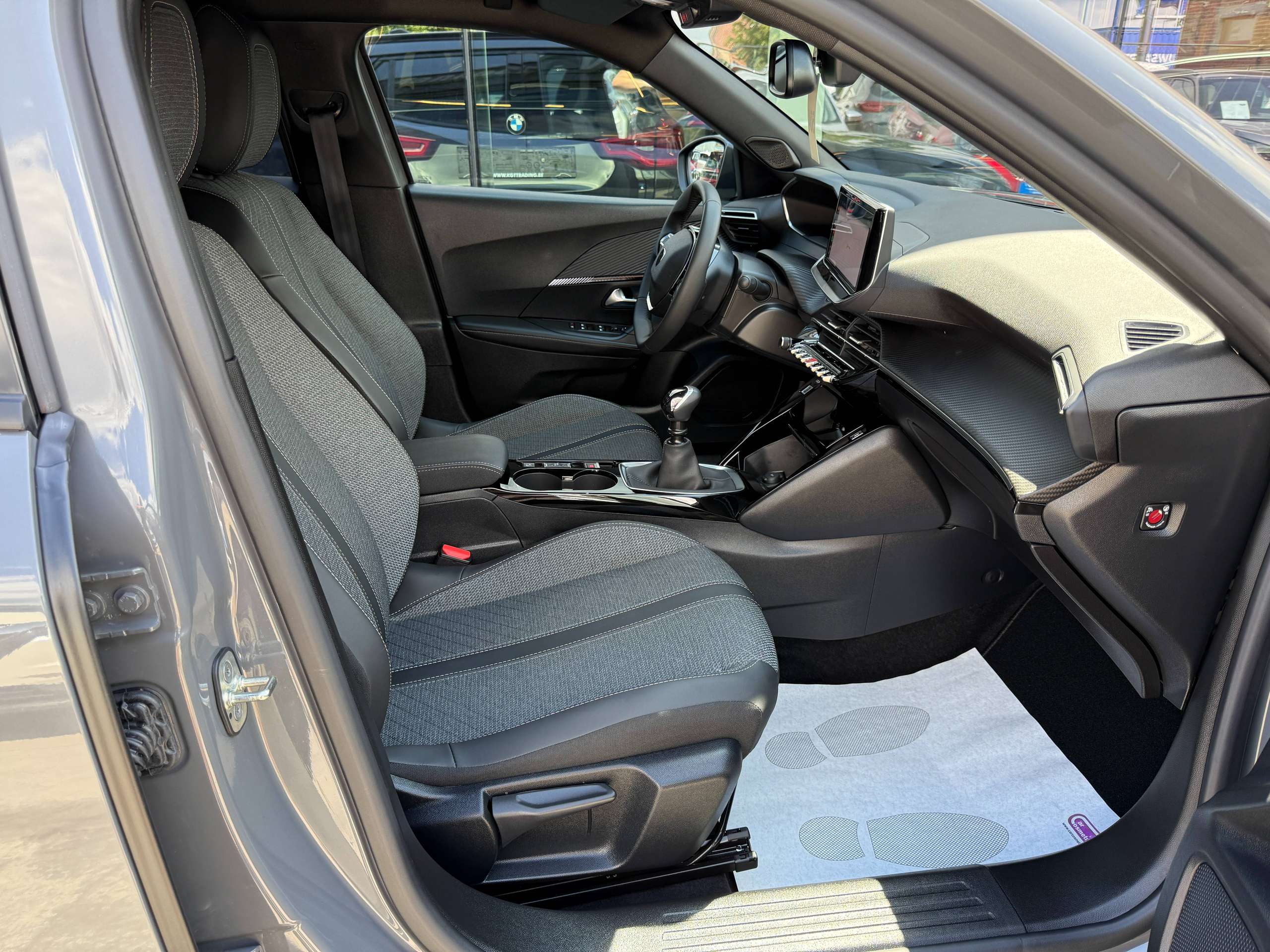c300ce7e-4595-46cc-8f50-73641c52910b29-peugeot-2008-1-2i-turbo-allure-navigatie-full-led-carplay-leder-bluetooth-dab-alu.jpg