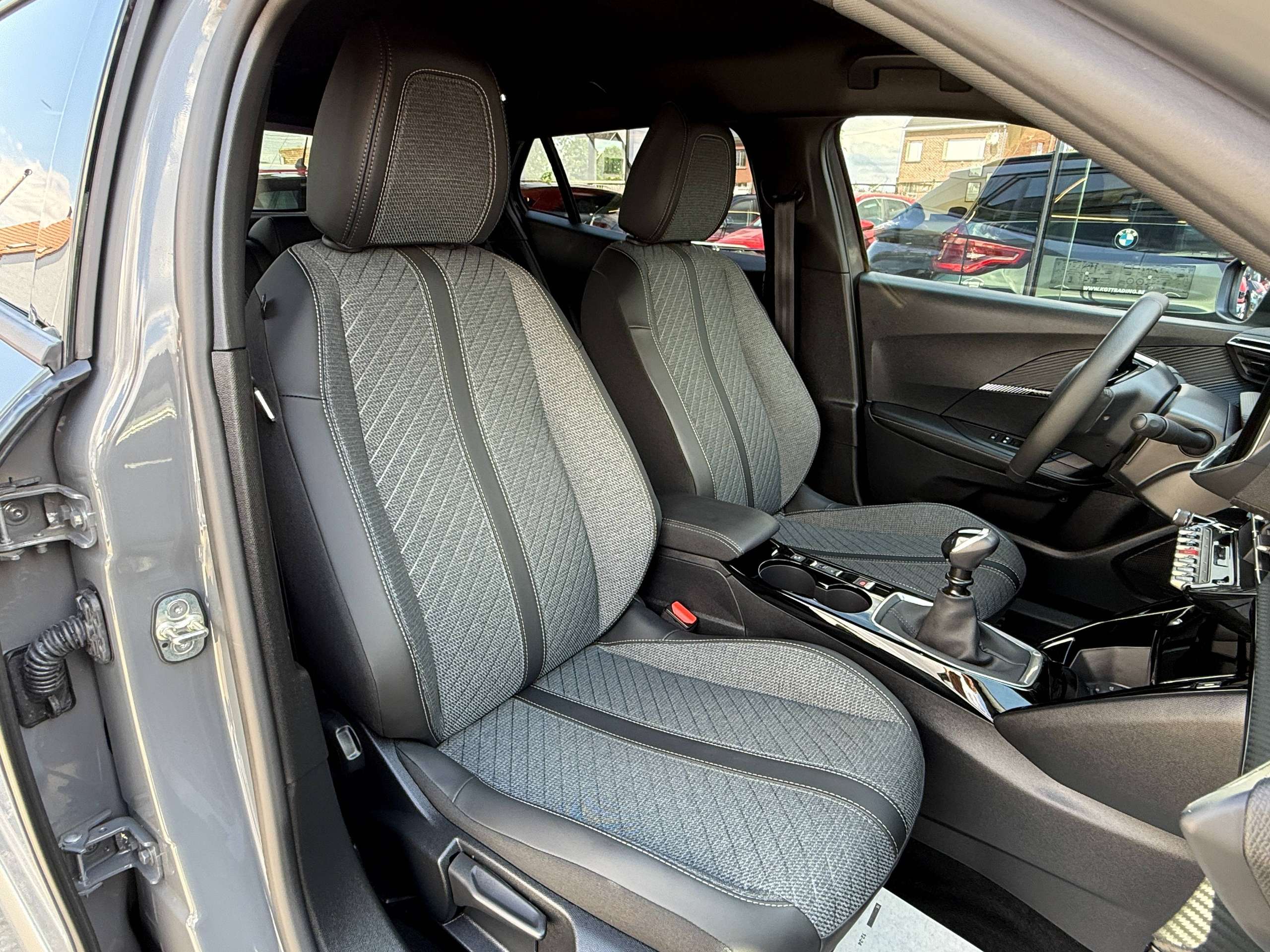 c300ce7e-4595-46cc-8f50-73641c52910b31-peugeot-2008-1-2i-turbo-allure-navigatie-full-led-carplay-leder-bluetooth-dab-alu.jpg