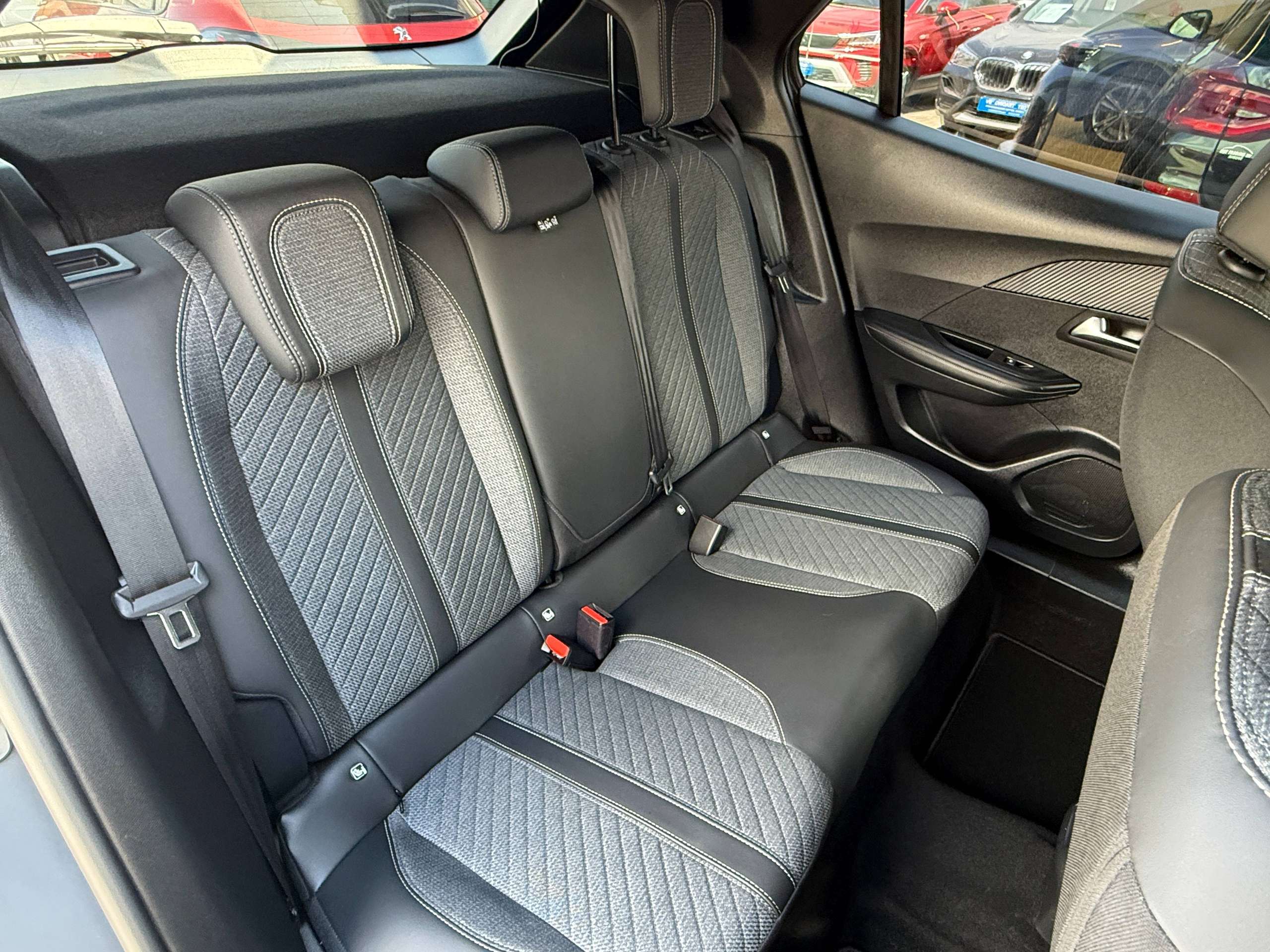 c300ce7e-4595-46cc-8f50-73641c52910b32-peugeot-2008-1-2i-turbo-allure-navigatie-full-led-carplay-leder-bluetooth-dab-alu.jpg