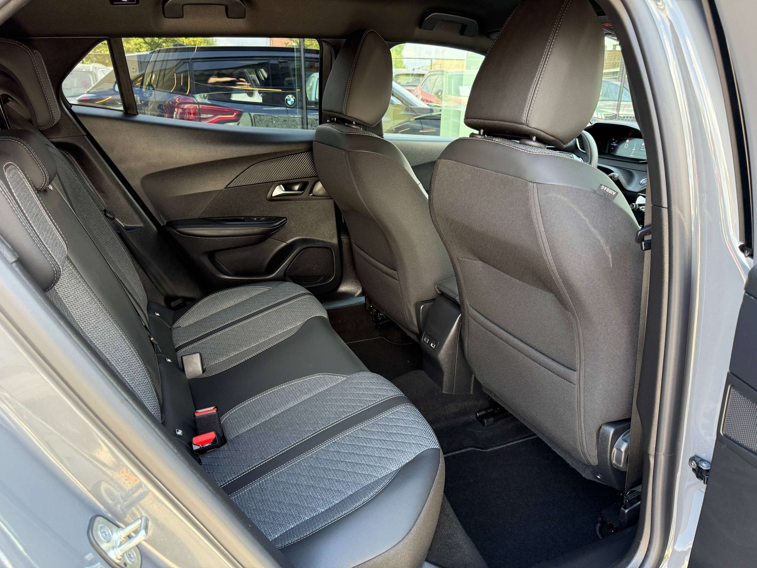 c300ce7e-4595-46cc-8f50-73641c52910b33-peugeot-2008-1-2i-turbo-allure-navigatie-full-led-carplay-leder-bluetooth-dab-alu.jpg