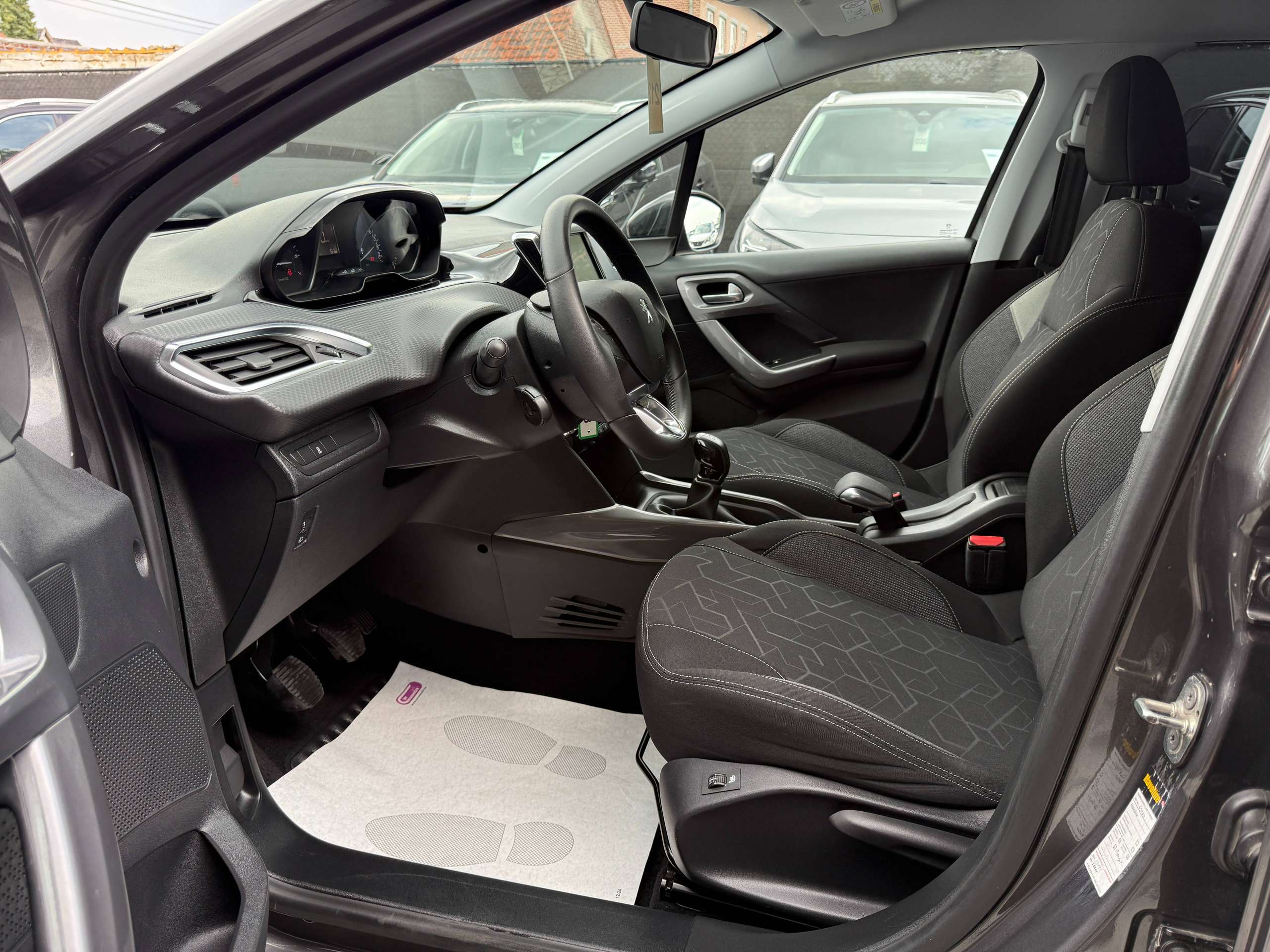 c651de54-3002-4d80-a272-4b9264bb7aeb12-peugeot-2008-1-2i-82pk-facelift-bluetooth-zetelverwarming-airco-carpass.jpg
