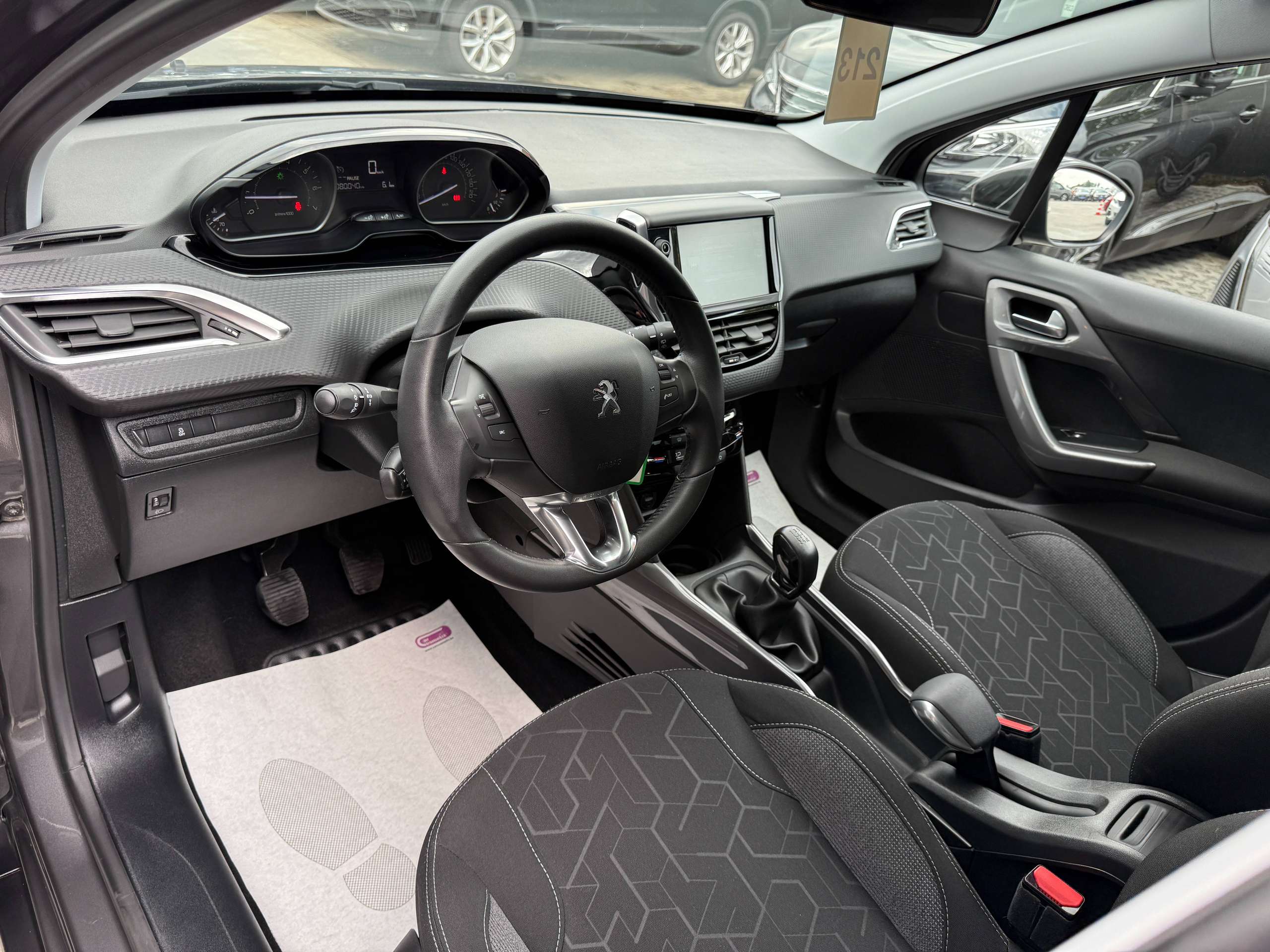 c651de54-3002-4d80-a272-4b9264bb7aeb13-peugeot-2008-1-2i-82pk-facelift-bluetooth-zetelverwarming-airco-carpass.jpg