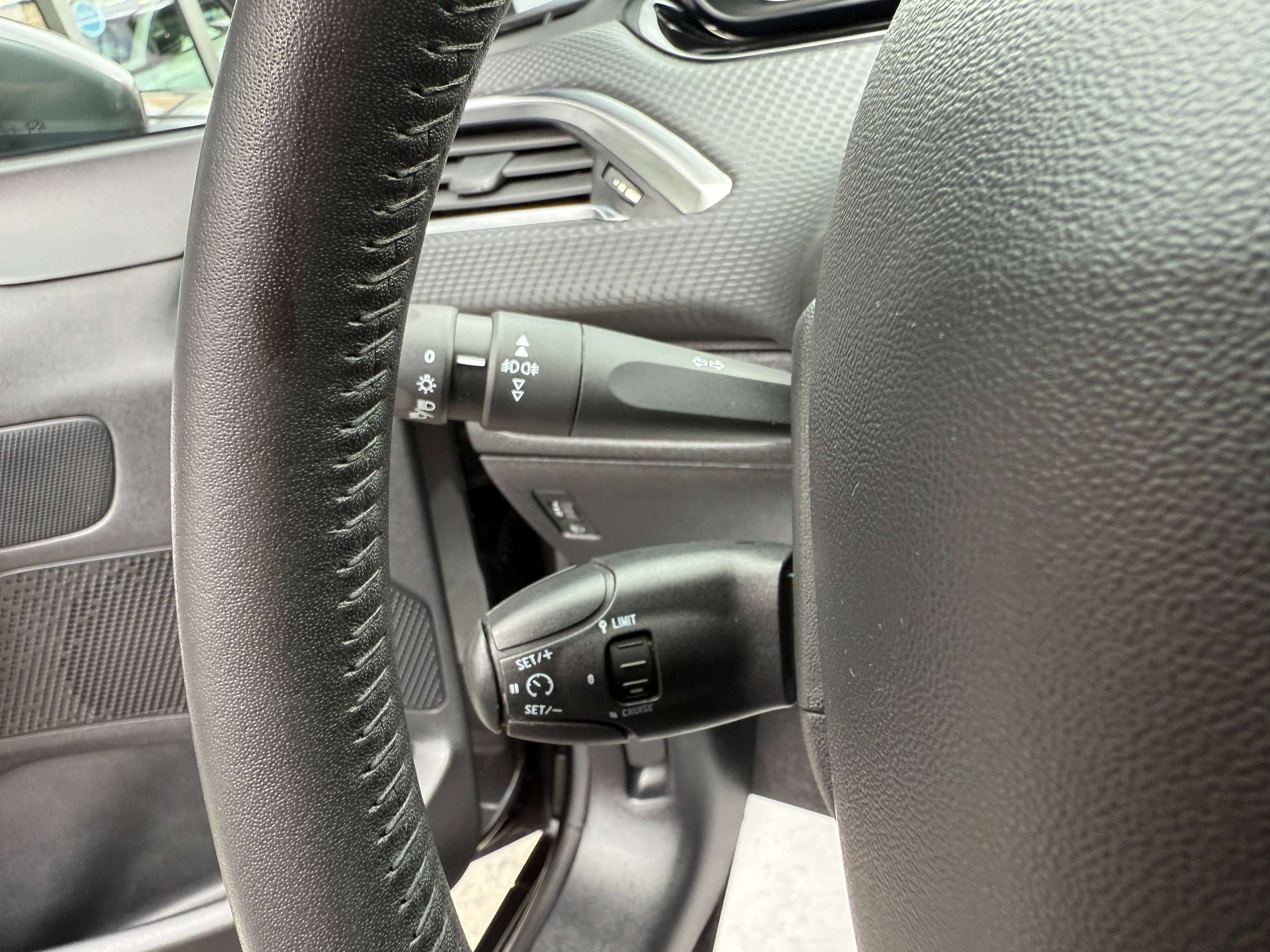 c651de54-3002-4d80-a272-4b9264bb7aeb18-peugeot-2008-1-2i-82pk-facelift-bluetooth-zetelverwarming-airco-carpass.jpg