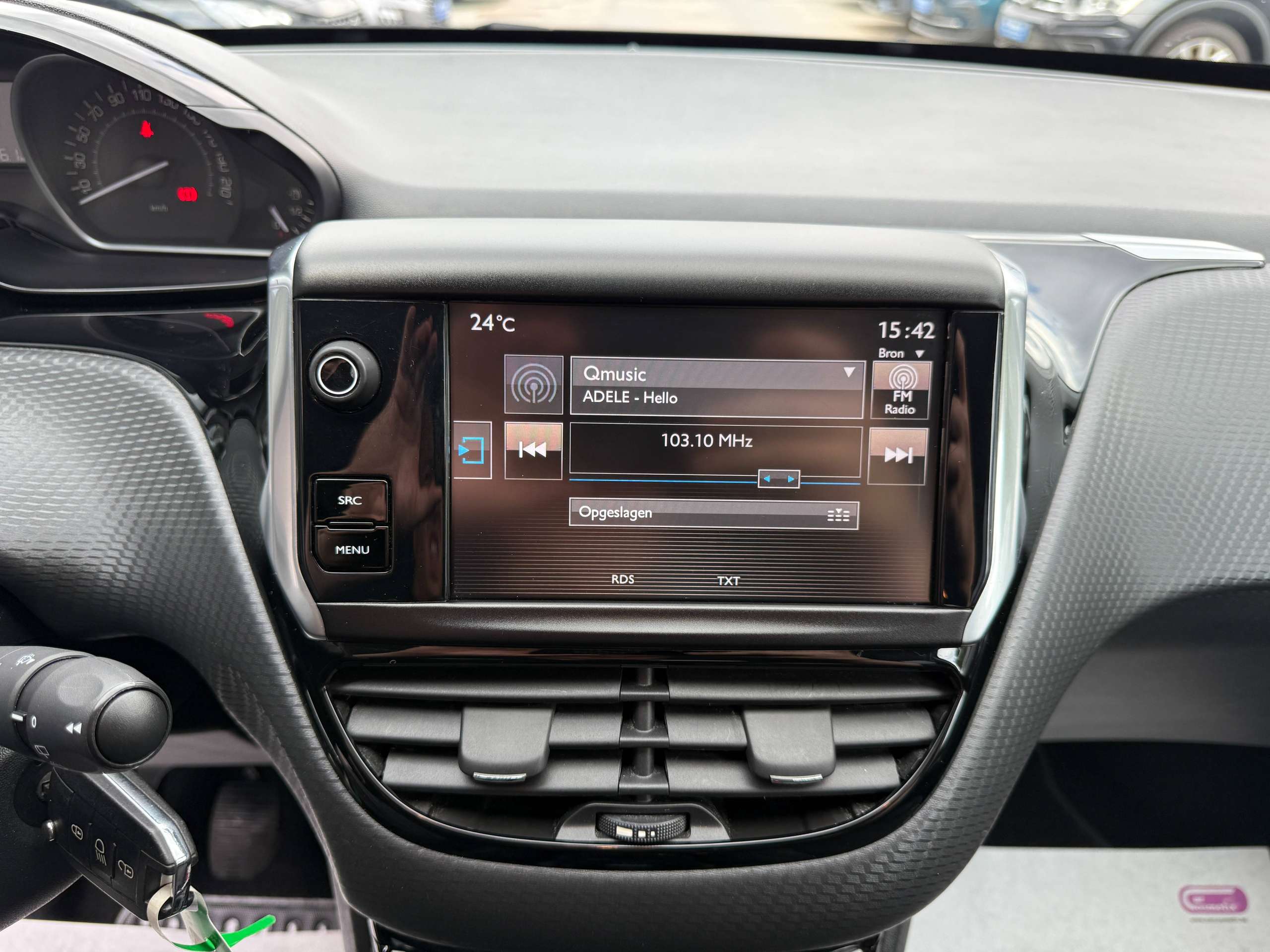 c651de54-3002-4d80-a272-4b9264bb7aeb19-peugeot-2008-1-2i-82pk-facelift-bluetooth-zetelverwarming-airco-carpass.jpg
