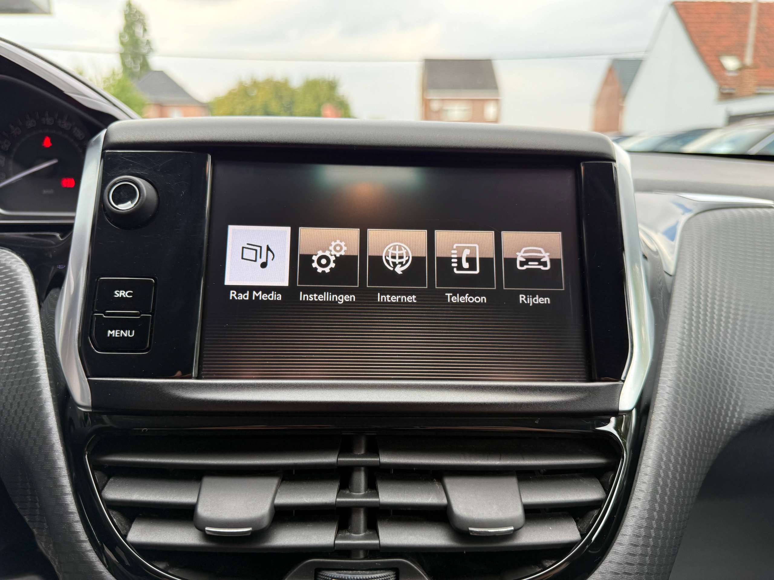 c651de54-3002-4d80-a272-4b9264bb7aeb21-peugeot-2008-1-2i-82pk-facelift-bluetooth-zetelverwarming-airco-carpass.jpg