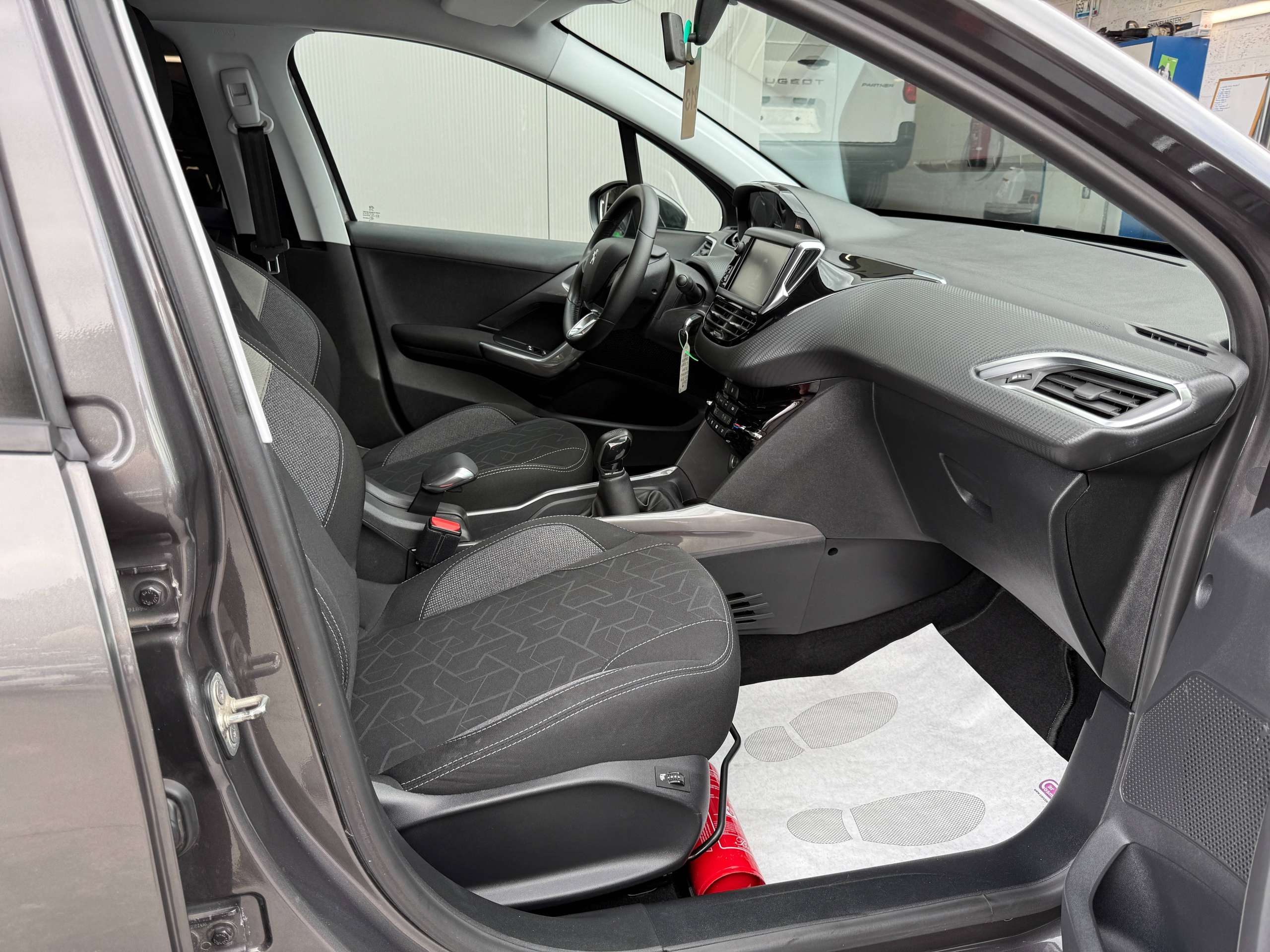 c651de54-3002-4d80-a272-4b9264bb7aeb23-peugeot-2008-1-2i-82pk-facelift-bluetooth-zetelverwarming-airco-carpass.jpg
