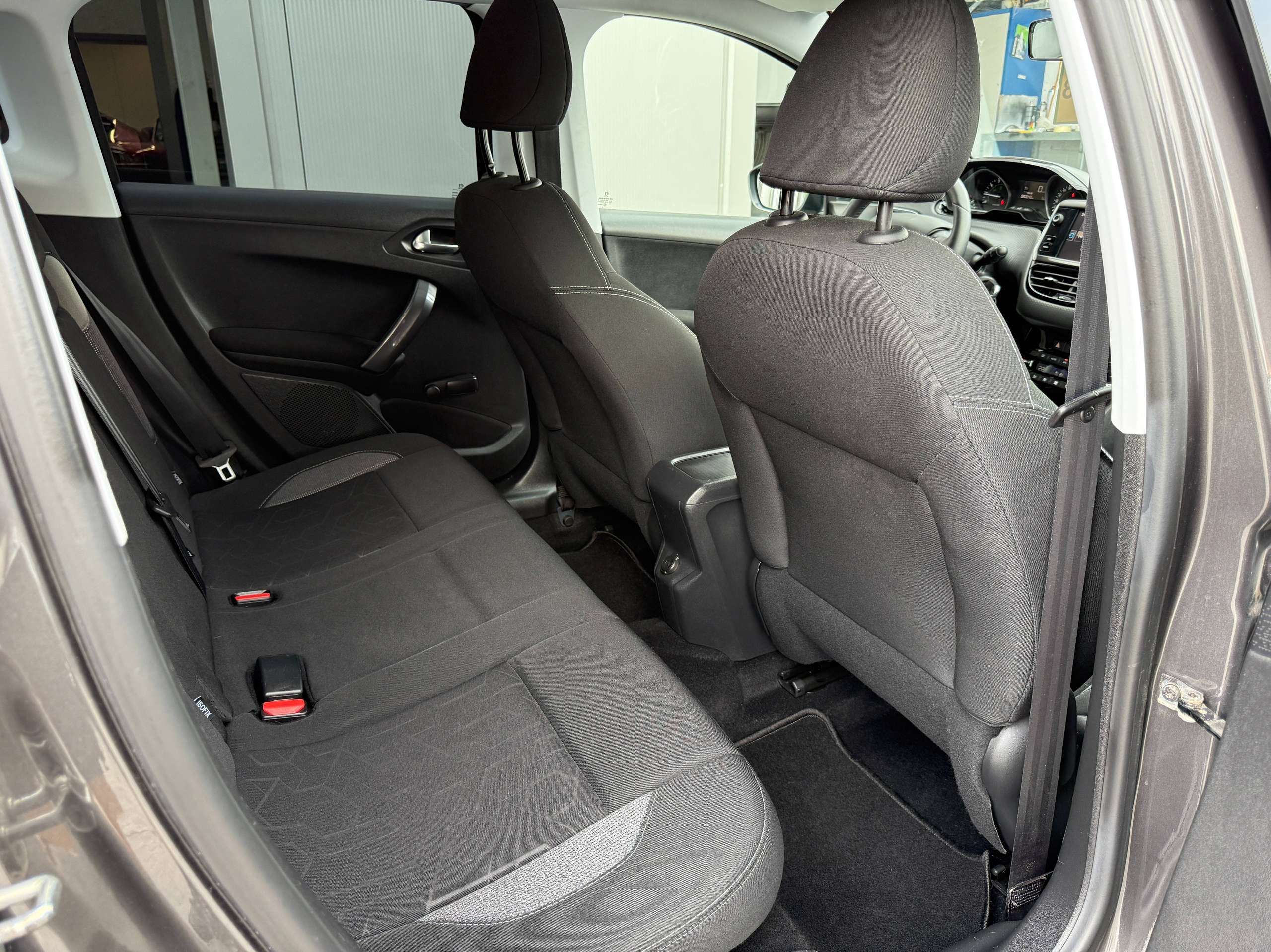 c651de54-3002-4d80-a272-4b9264bb7aeb26-peugeot-2008-1-2i-82pk-facelift-bluetooth-zetelverwarming-airco-carpass.jpg