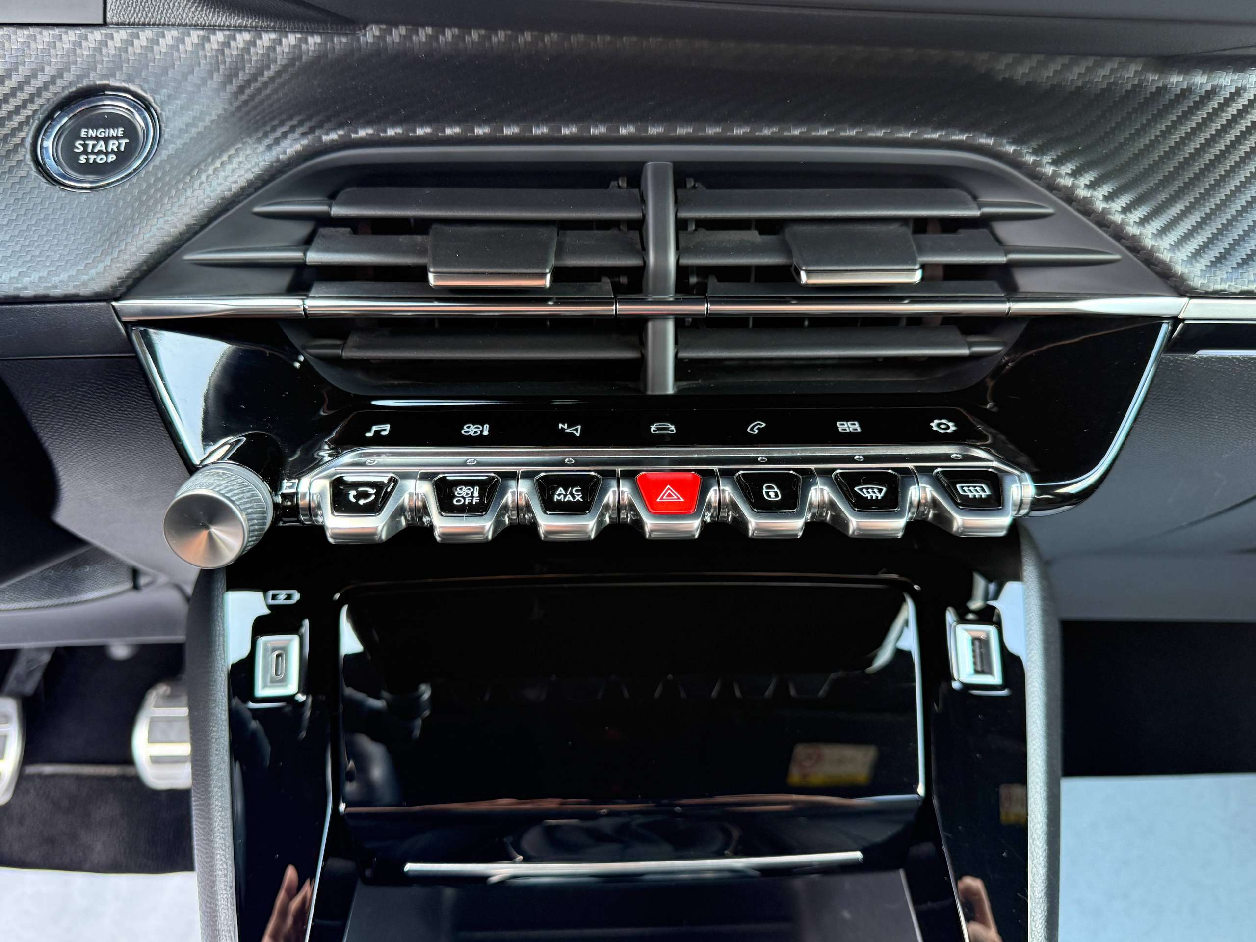 c9491344-4fb1-4bb2-a39b-32c7e371e1c422-peugeot-208-1-2i-101pk-gt-line-navigatie-leder-virtual-camera-carplay-pdc-full-led-alu.jpg