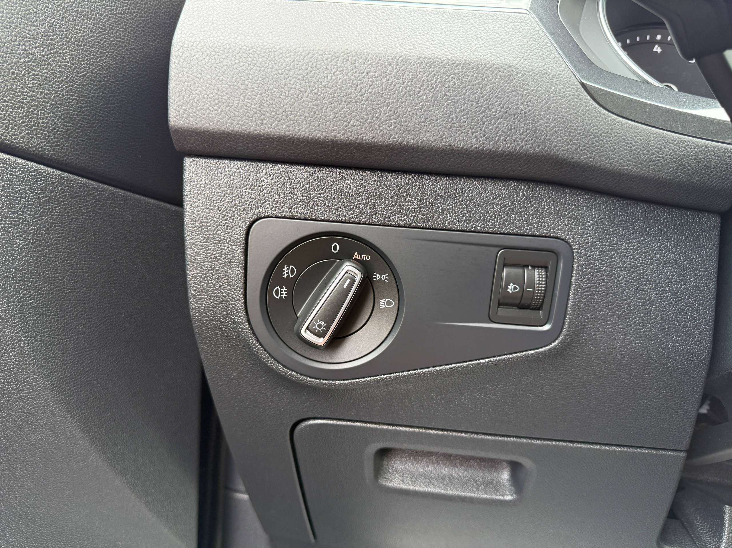 cdec456c-ed52-4a73-af94-2f690b1fb30817-volkswagen-tiguan-1-4-tsi-150pk-bluetooth-adaptieve-cruise-airco-pdc-va-carpass.jpg