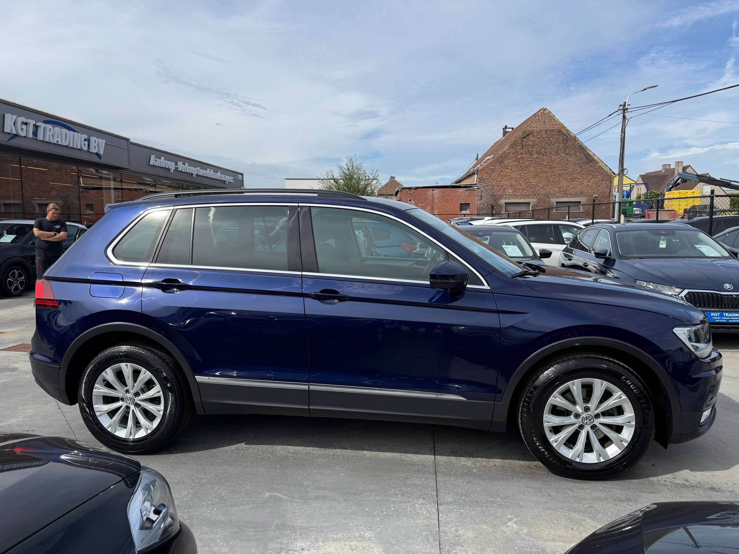 cdec456c-ed52-4a73-af94-2f690b1fb3084-volkswagen-tiguan-1-4-tsi-150pk-bluetooth-adaptieve-cruise-airco-pdc-va-carpass.jpg
