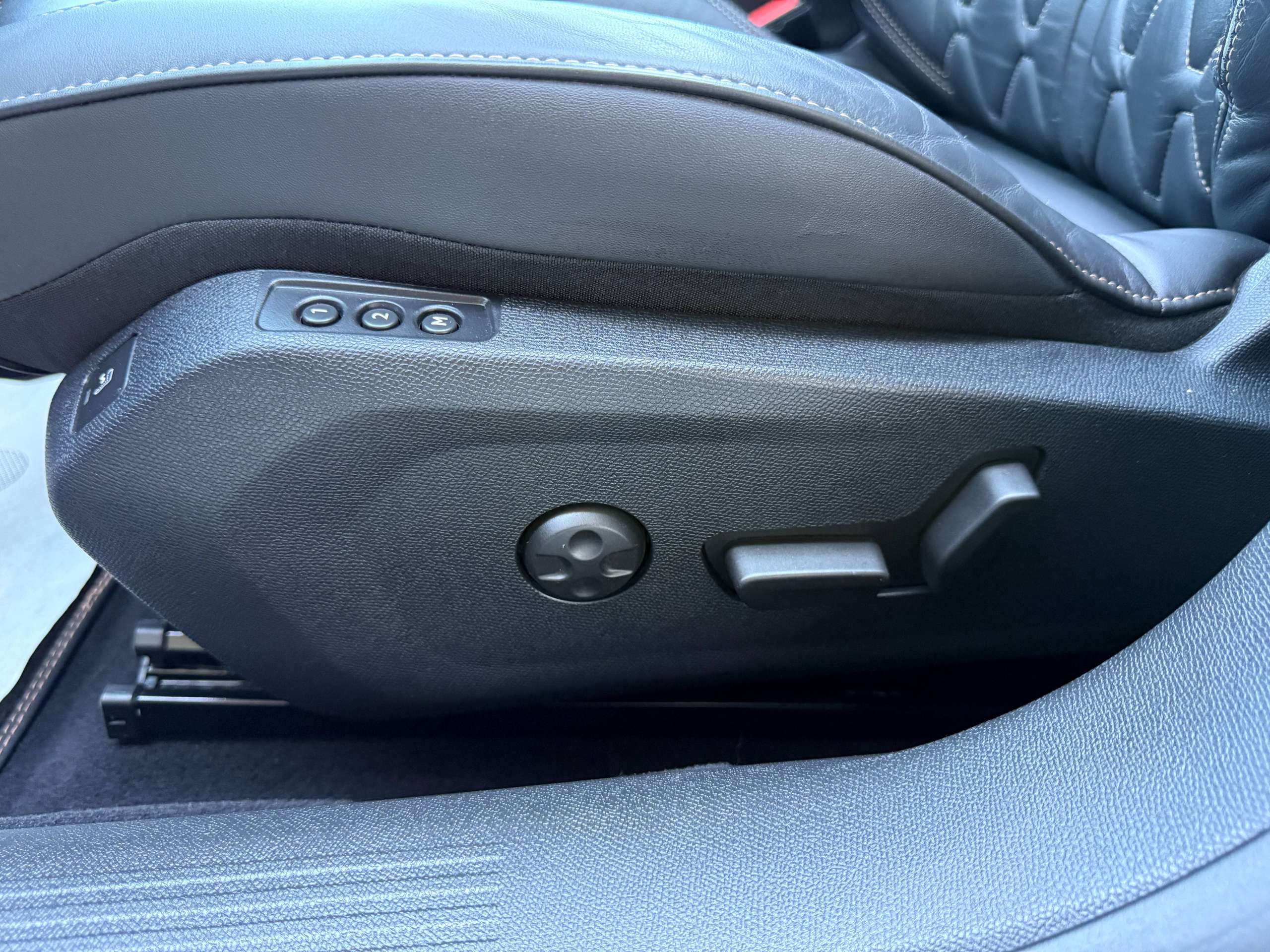 d5f119e5-7ee1-420d-9f89-679739ef127b20-peugeot-508-sw-1-6i-hybrid-gt-line-navi-leder-opendak-camera-massage-full-led.jpg