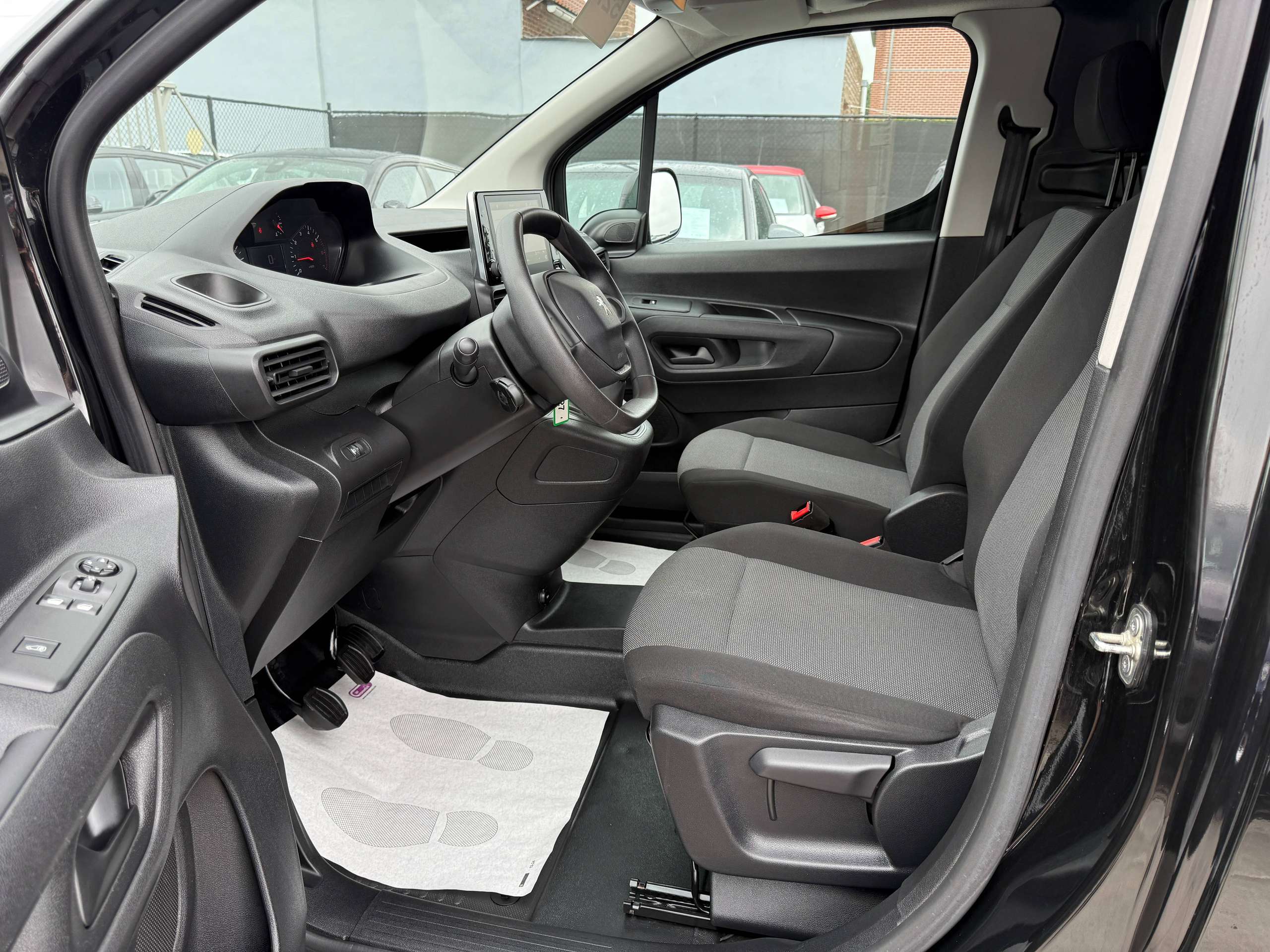d6a4e0d0-9b1e-4253-aecd-c615d548bf1d12-peugeot-partner-1-5-bluehdi-navigatie-carplay-bluetooth-pdc-airco.jpg