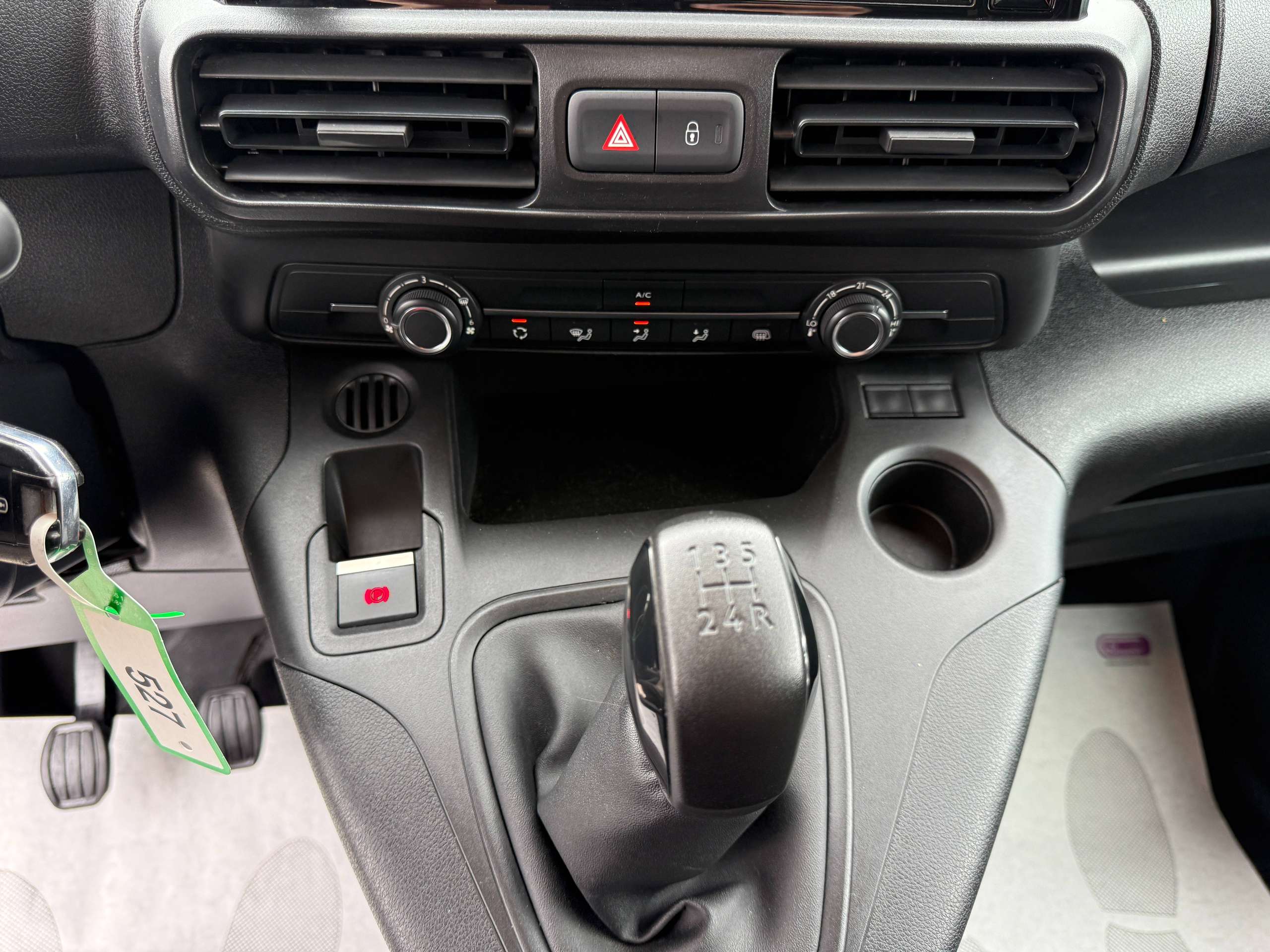 d6a4e0d0-9b1e-4253-aecd-c615d548bf1d18-peugeot-partner-1-5-bluehdi-navigatie-carplay-bluetooth-pdc-airco.jpg