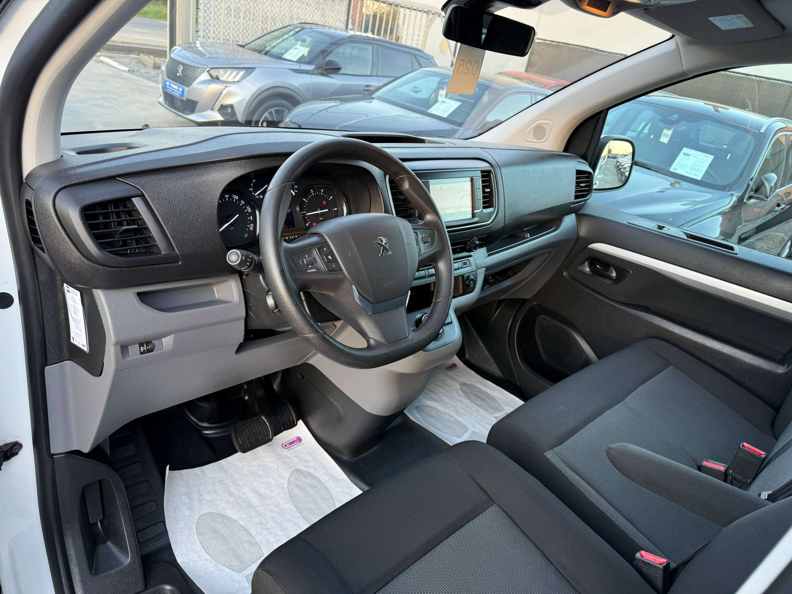 dc9720ce-d983-4e6c-8413-235c7c0df9d213-peugeot-expert-2-0-bluehdi-6-zit-automaat-navi-camera-carplay-pdc.jpg