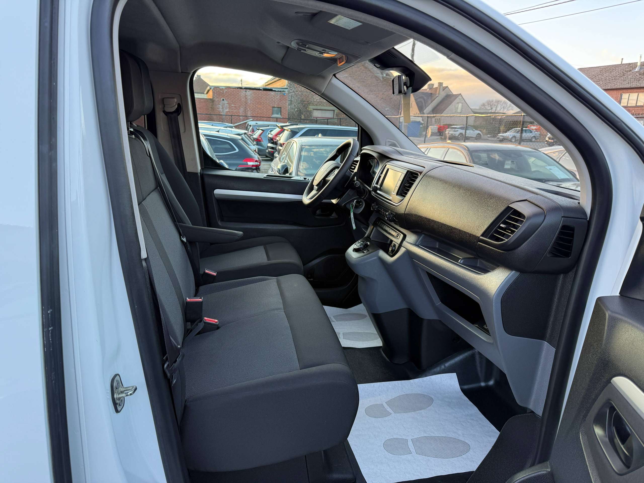 dc9720ce-d983-4e6c-8413-235c7c0df9d226-peugeot-expert-2-0-bluehdi-6-zit-automaat-navi-camera-carplay-pdc.jpg