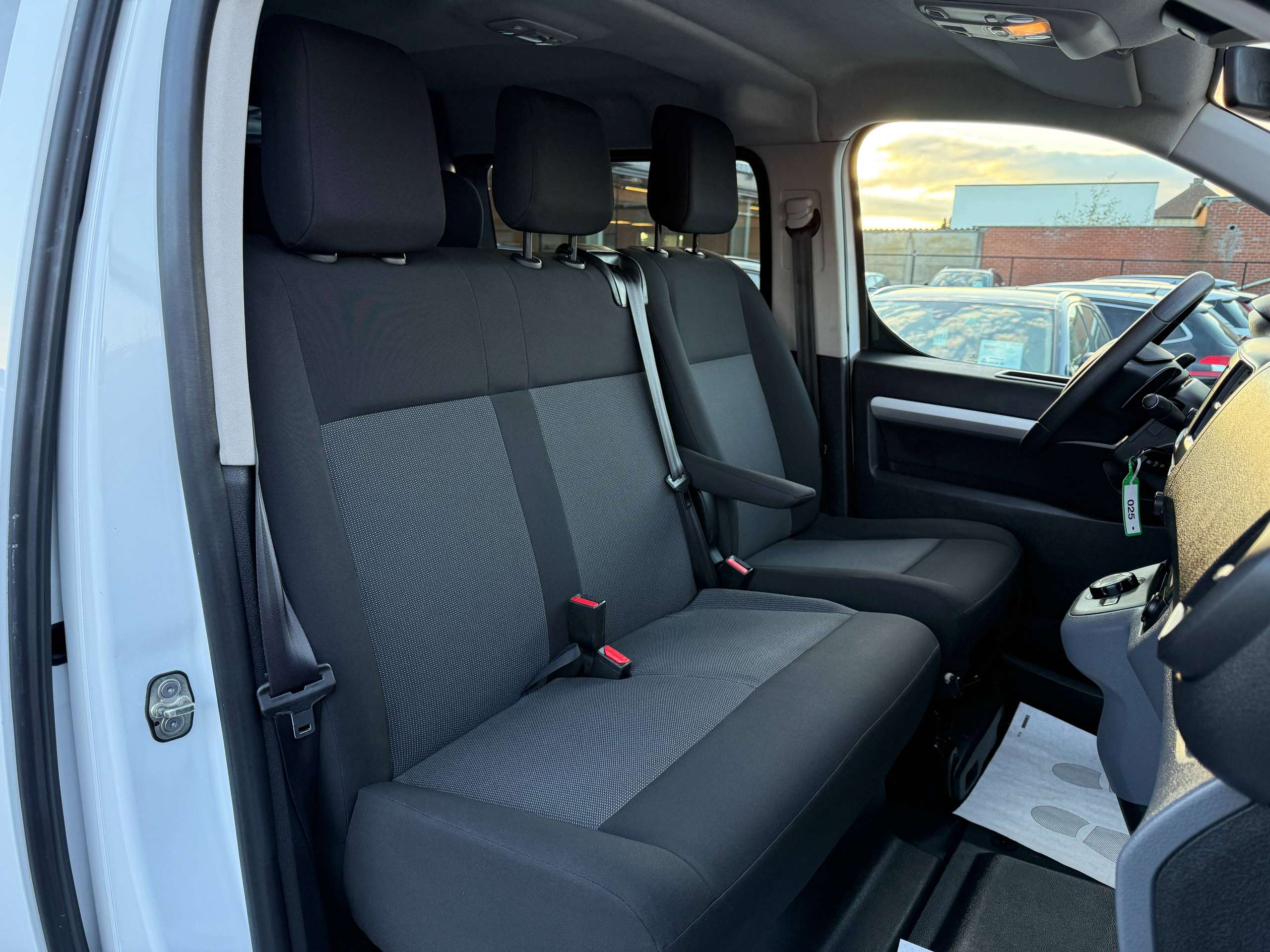 dc9720ce-d983-4e6c-8413-235c7c0df9d228-peugeot-expert-2-0-bluehdi-6-zit-automaat-navi-camera-carplay-pdc.jpg