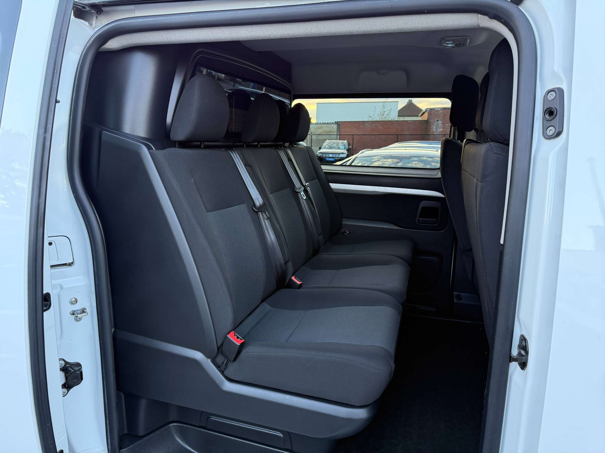 dc9720ce-d983-4e6c-8413-235c7c0df9d229-peugeot-expert-2-0-bluehdi-6-zit-automaat-navi-camera-carplay-pdc.jpg