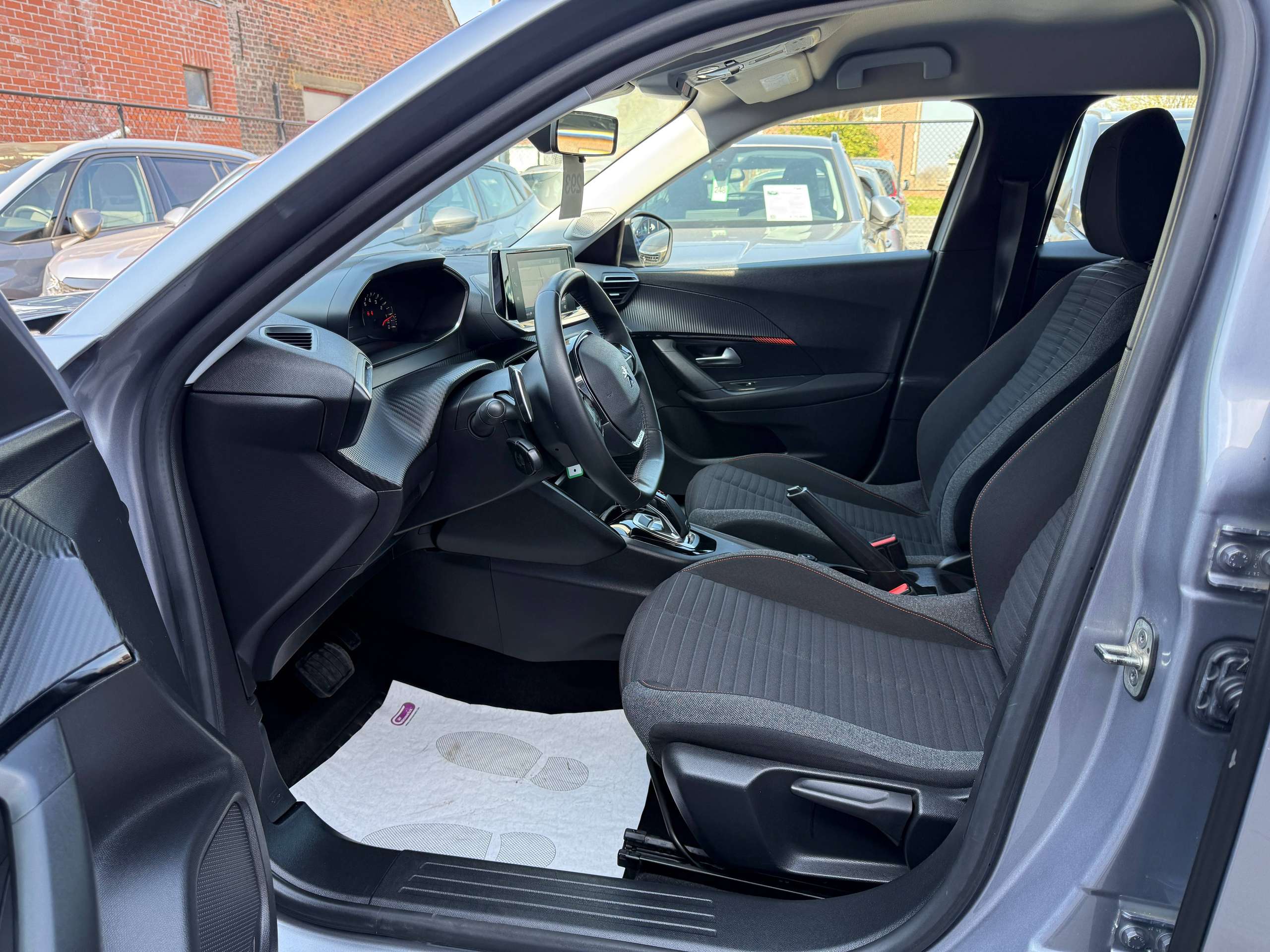 dcaaed2d-945d-47b1-bf2b-3b6fef712c7a12-peugeot-2008-1-2i-130pk-automaat-full-led-navigatie-carplay-alu.jpg