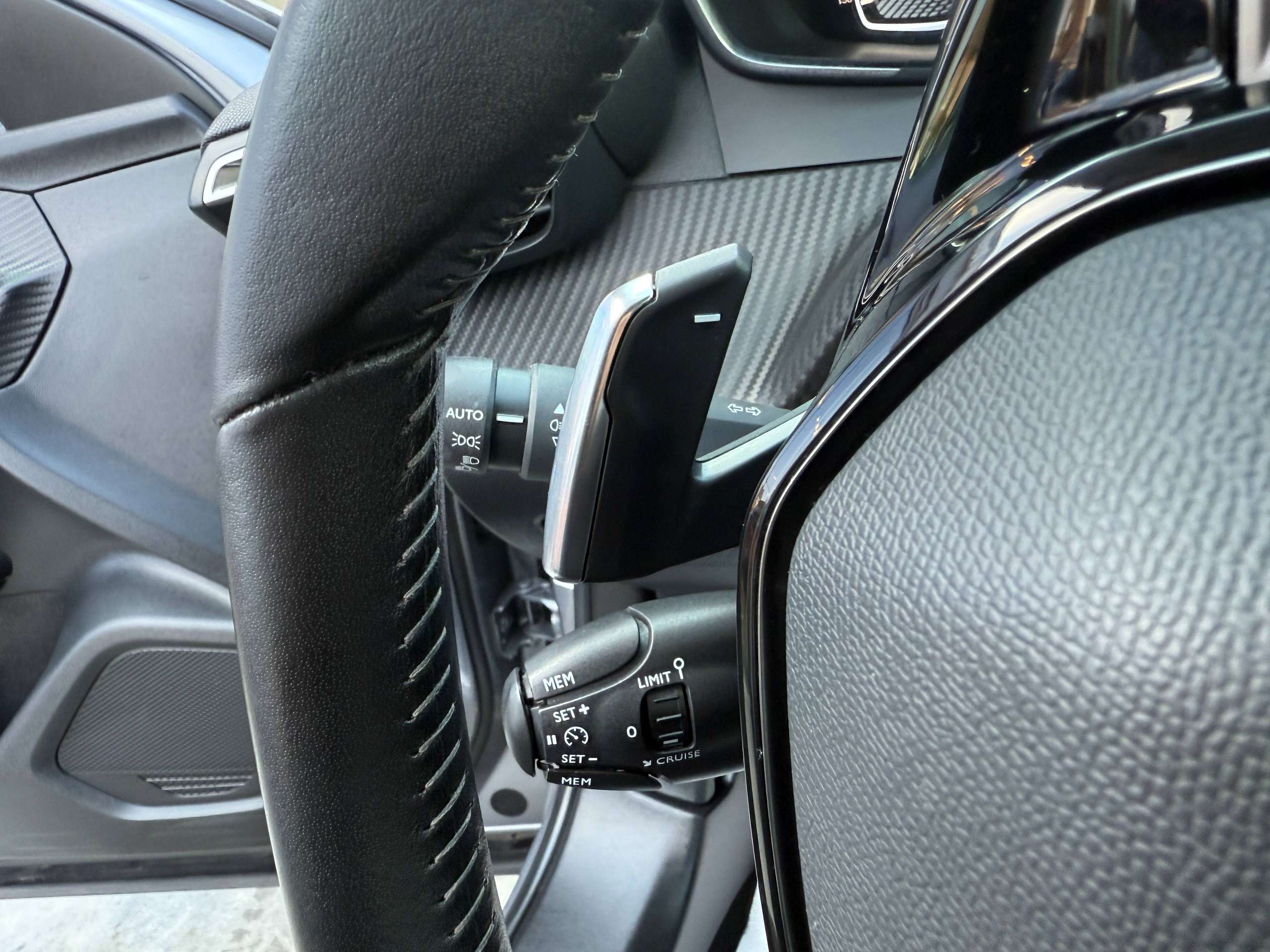 dcaaed2d-945d-47b1-bf2b-3b6fef712c7a18-peugeot-2008-1-2i-130pk-automaat-full-led-navigatie-carplay-alu.jpg