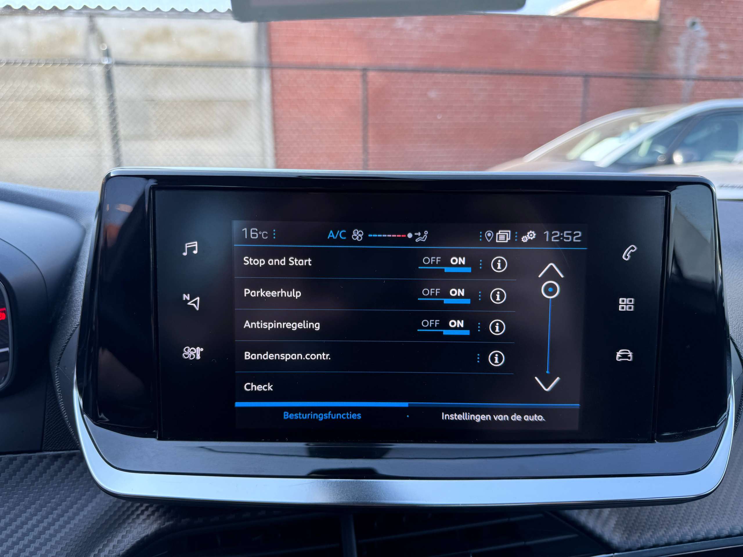 dcaaed2d-945d-47b1-bf2b-3b6fef712c7a23-peugeot-2008-1-2i-130pk-automaat-full-led-navigatie-carplay-alu.jpg